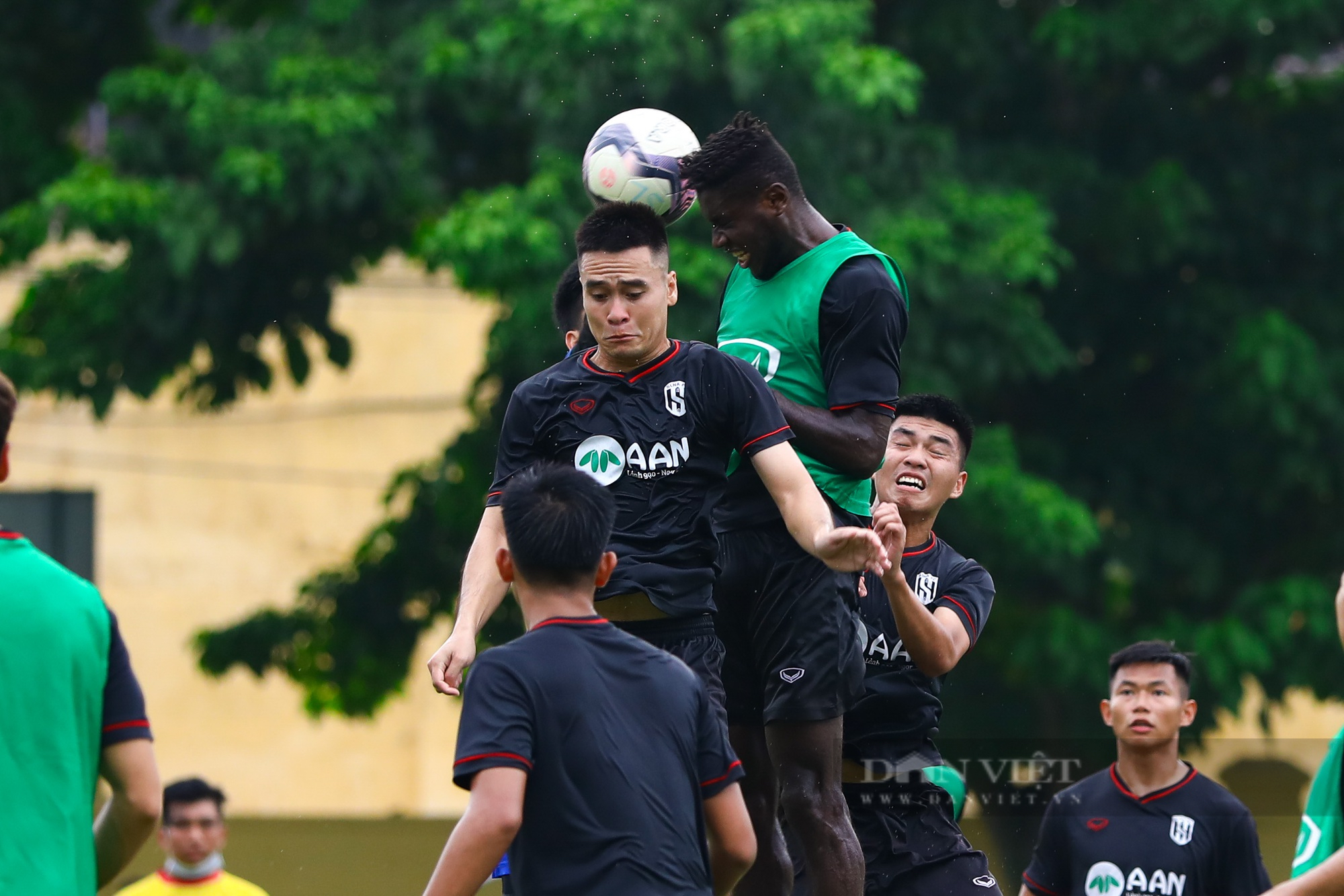 SLNA tập chiến thuật trước trận đối đầu với Hà Nội FC - Ảnh 6.