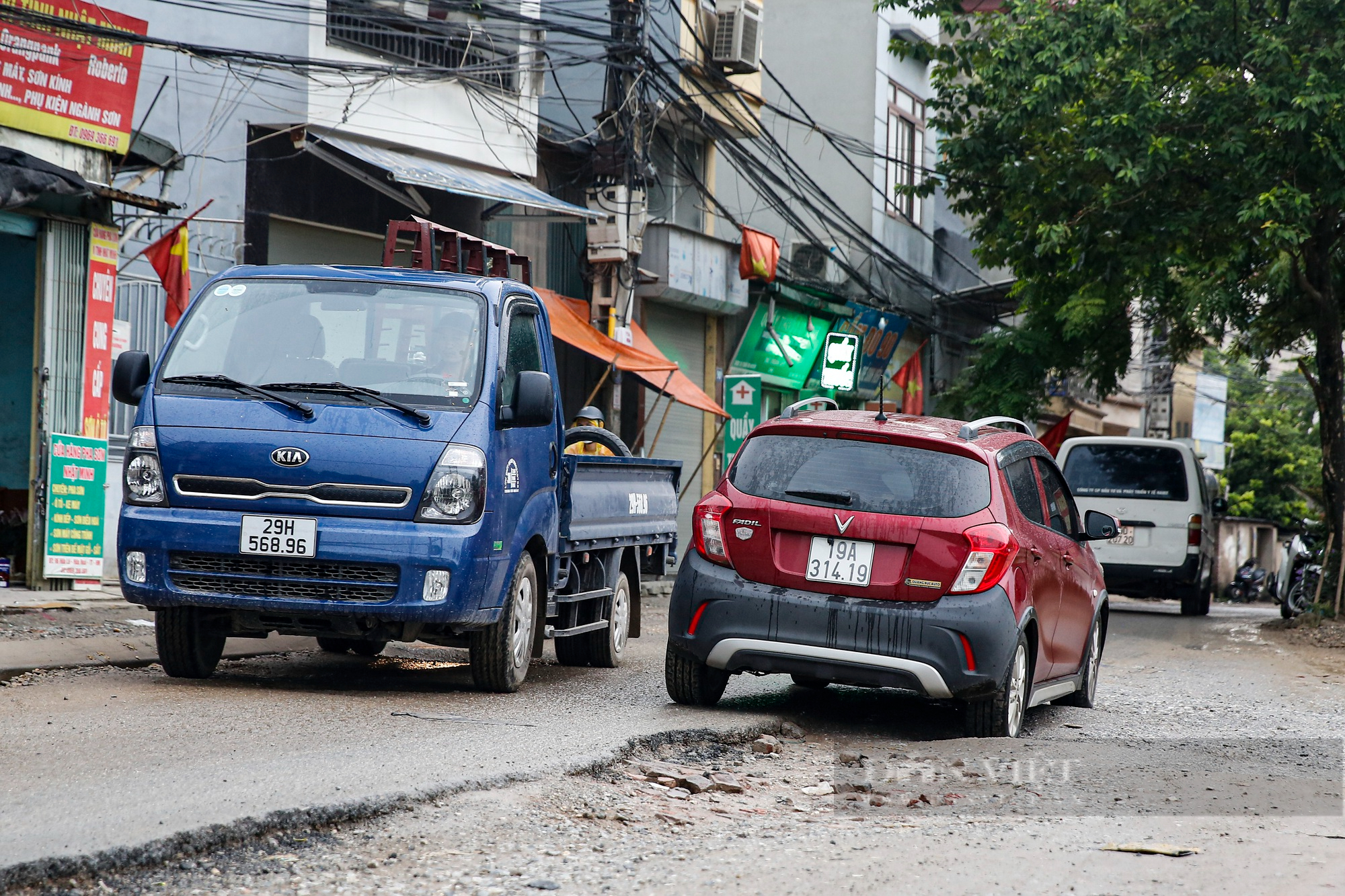 Bị lãng quên bảo trì, đường liên xã tại Hà Nội ta - Ảnh 4.