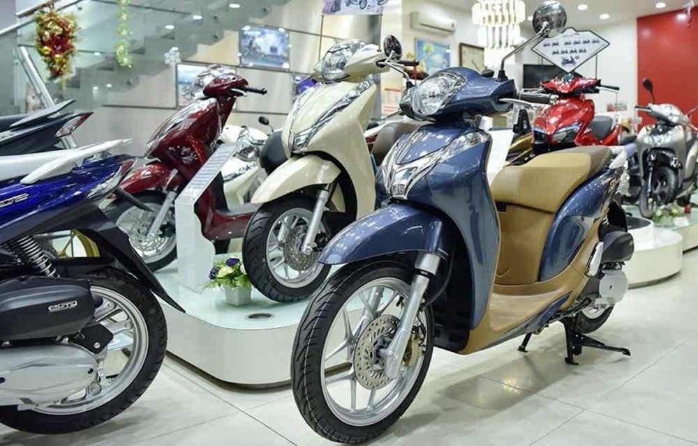 Cửa hàng vắng khách, nhiều mẫu xe máy được bán dưới giá đề xuất - Ảnh 1.