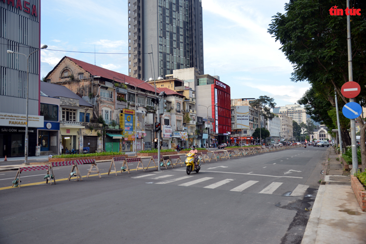 TP Hồ Chí Minh: Đường Lê Lợi dần lộ diện sau 8 năm rào chắn thi công metro - Ảnh 6.