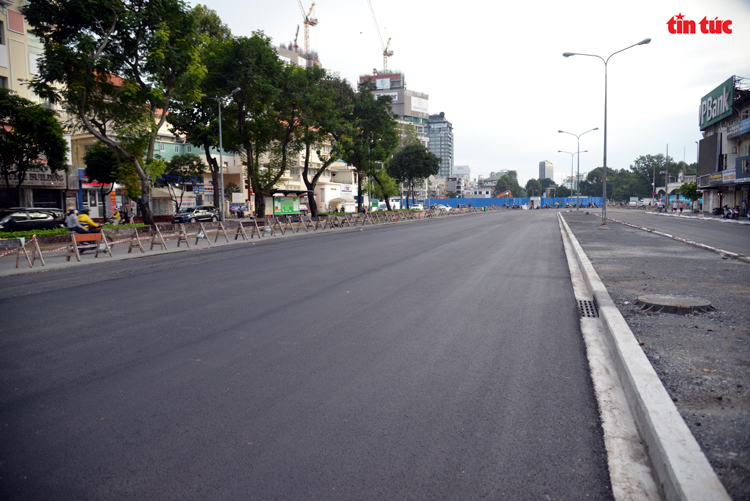 TP Hồ Chí Minh: Đường Lê Lợi dần lộ diện sau 8 năm rào chắn thi công metro - Ảnh 2.