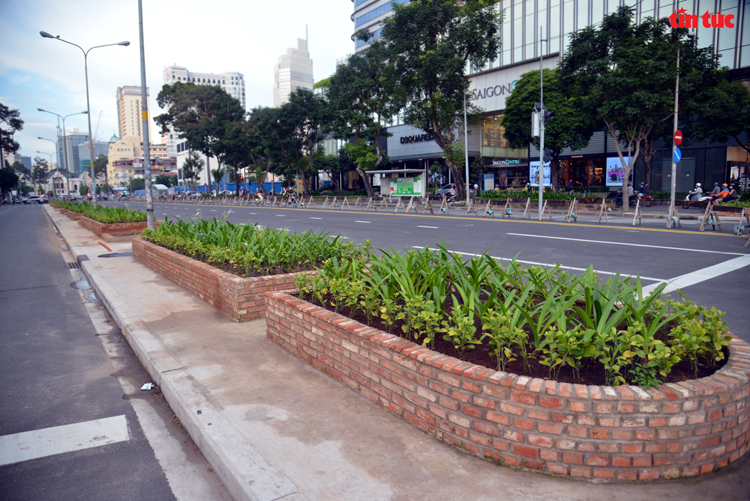 TP Hồ Chí Minh: Đường Lê Lợi dần lộ diện sau 8 năm rào chắn thi công metro - Ảnh 7.