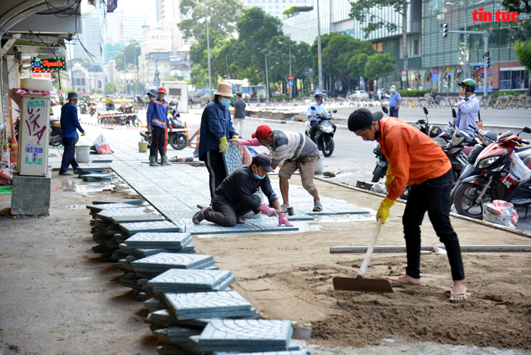 TP Hồ Chí Minh: Đường Lê Lợi dần lộ diện sau 8 năm rào chắn thi công metro - Ảnh 4.