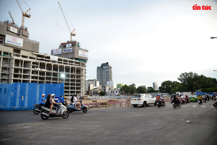 TP Hồ Chí Minh: Đường Lê Lợi dần lộ diện sau 8 năm rào chắn thi công metro - Ảnh 10.