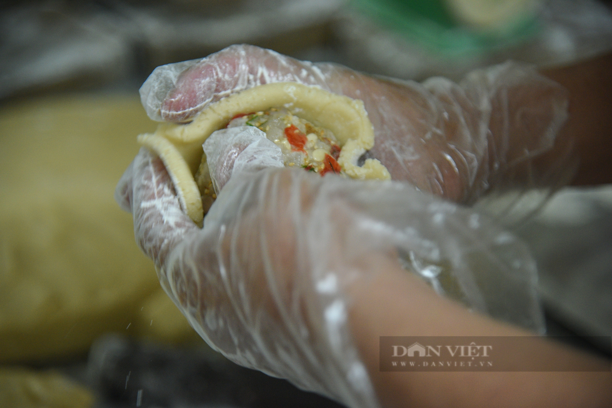 Cận cảnh quy trình sản xuất bánh Trung thu ở một cửa hàng lâu đời tại Hà Nội - Ảnh 10.