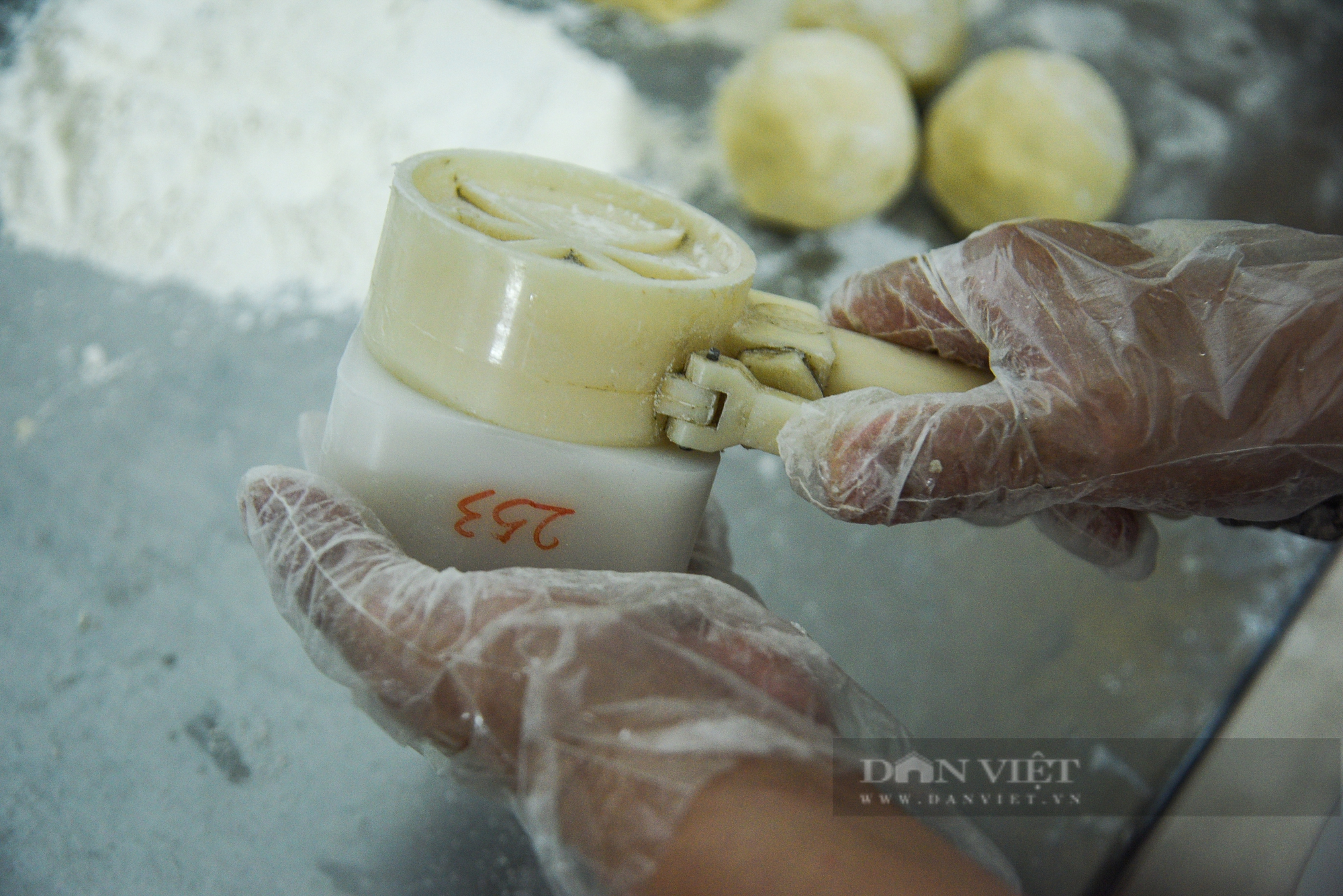 Cận cảnh quy trình sản xuất bánh Trung thu ở một cửa hàng lâu đời tại Hà Nội - Ảnh 7.