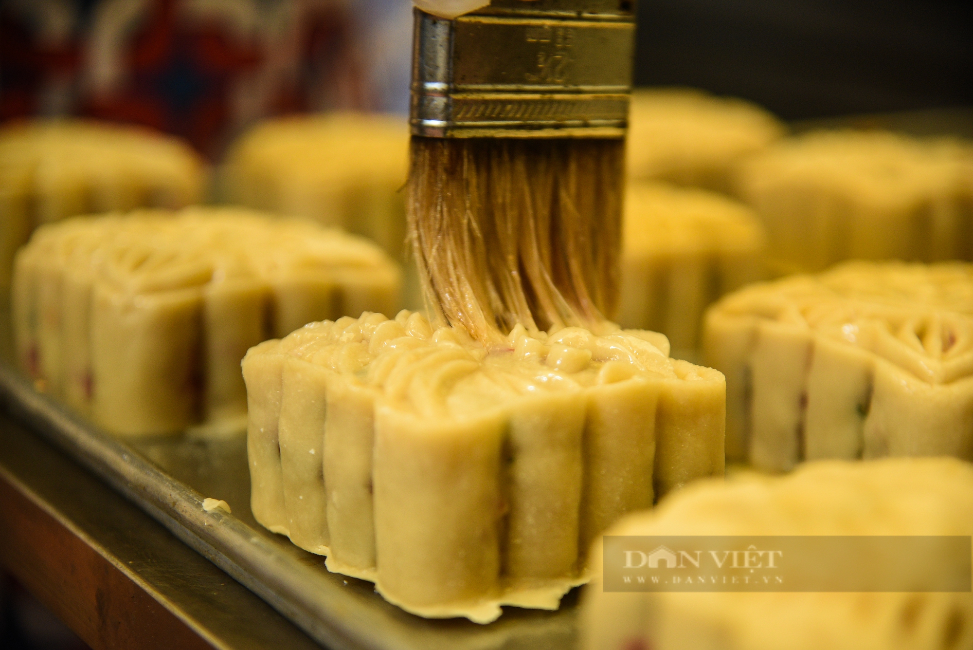 Cận cảnh quy trình sản xuất bánh Trung thu ở một cửa hàng lâu đời tại Hà Nội - Ảnh 8.