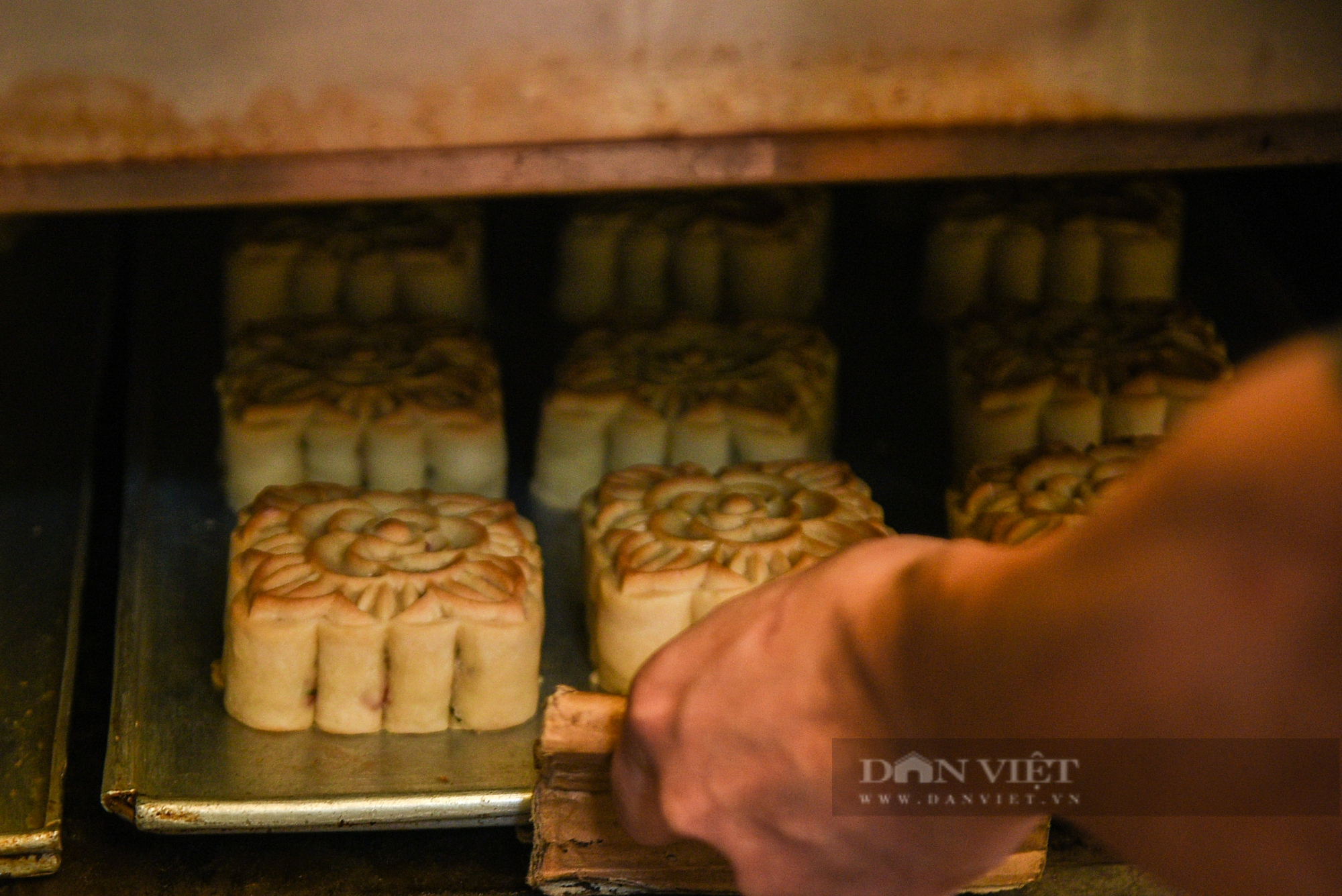 Cận cảnh quy trình sản xuất bánh Trung thu ở một cửa hàng lâu đời tại Hà Nội - Ảnh 9.