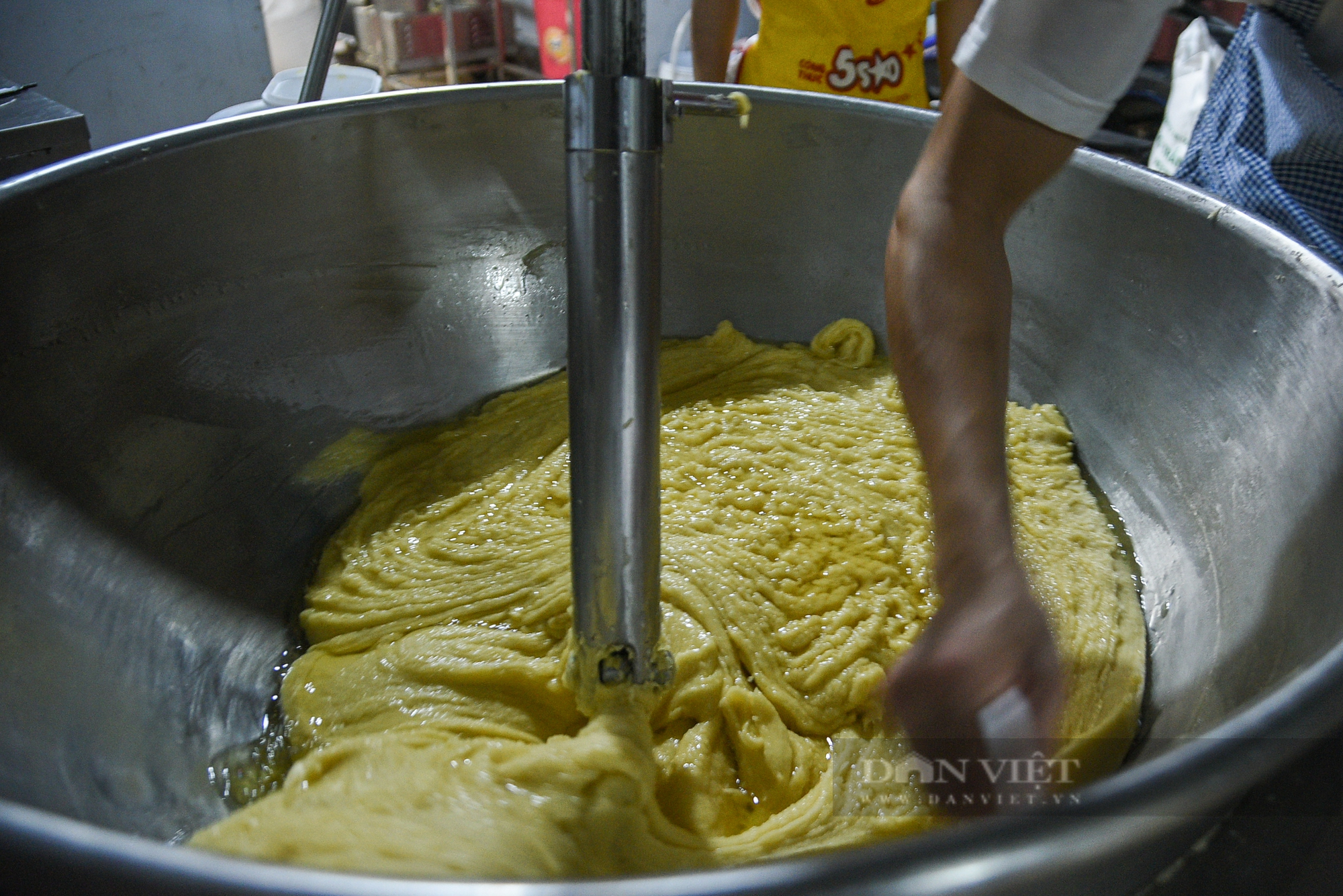 Cận cảnh quy trình sản xuất bánh Trung thu ở một cửa hàng lâu đời tại Hà Nội - Ảnh 4.