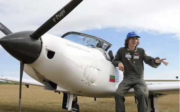 Cậu bé 17 tuổi trở thành người trẻ nhất bay vòng quanh thế giới, đánh bại kỷ lục của chị gái mình
