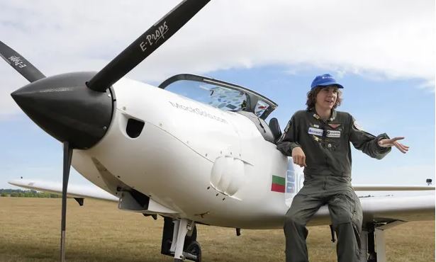 Cậu bé 17 tuổi trở thành người trẻ nhất bay vòng quanh thế giới, đánh bại kỷ lục của chị gái mình - Ảnh 1.