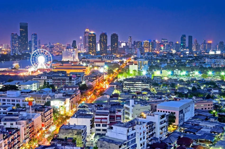 Con phố ăn chơi bậc nhất Bangkok - Ảnh 1.