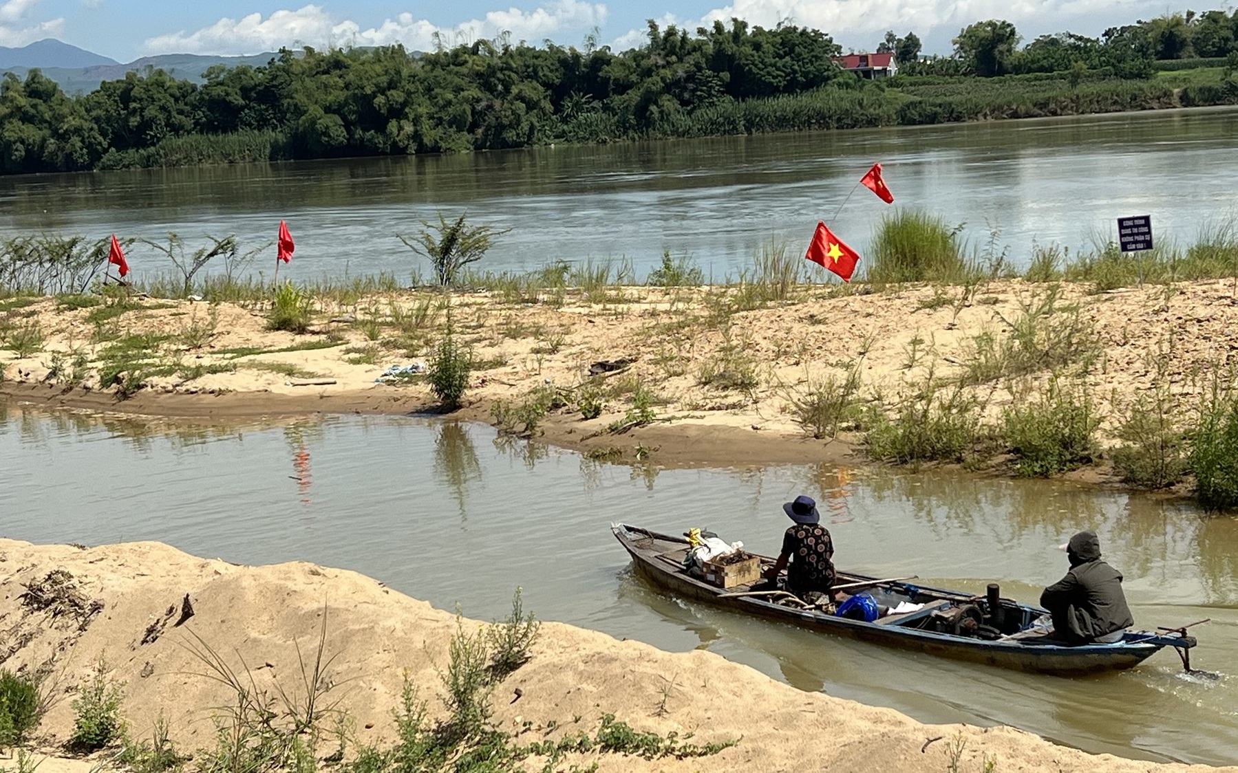 Quảng Nam: Tạm dừng dự án nạo vét trạm bơm Cù Bàn vì lùm xùm "núp bóng" dự án, tận thu cát