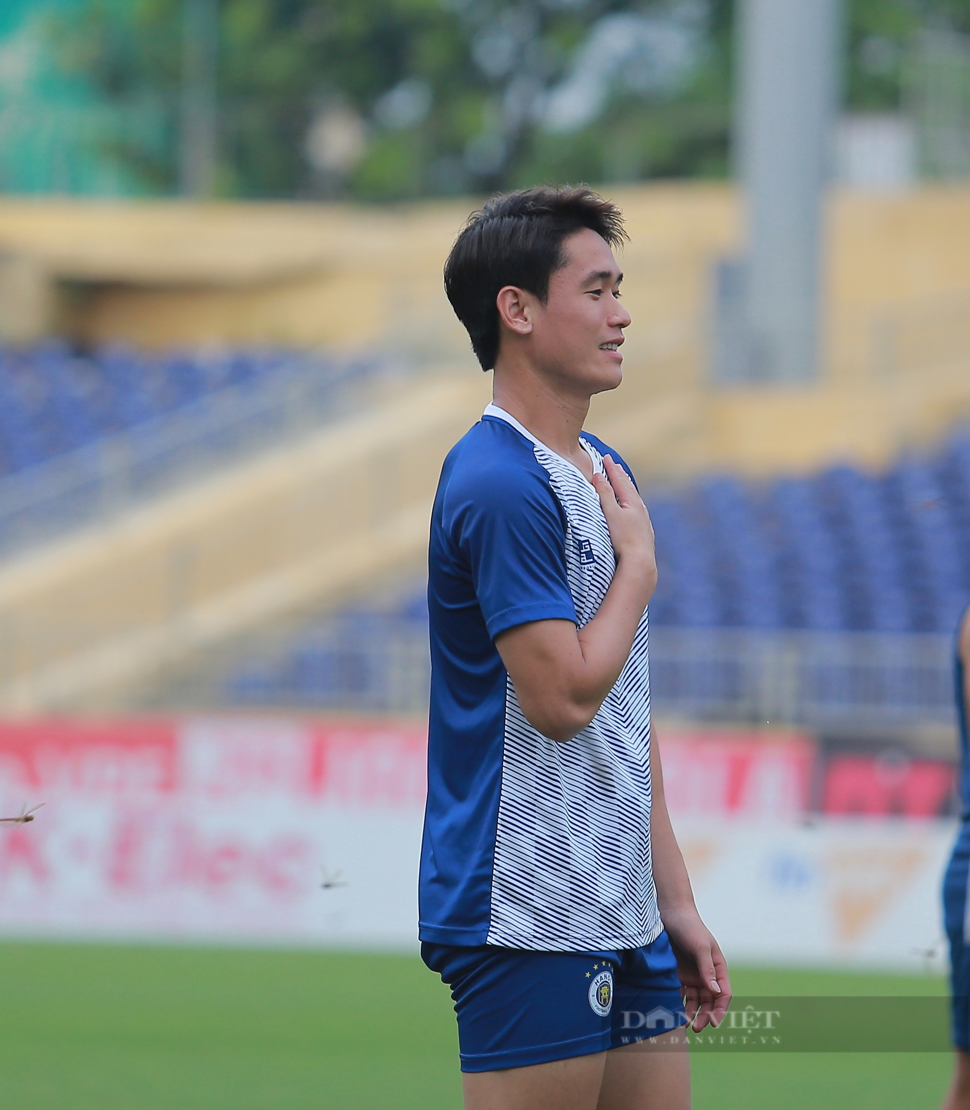 Hot boy Huỳnh Tấn Sinh xuất hiện trong buổi tập của Hà Nội FC - Ảnh 3.