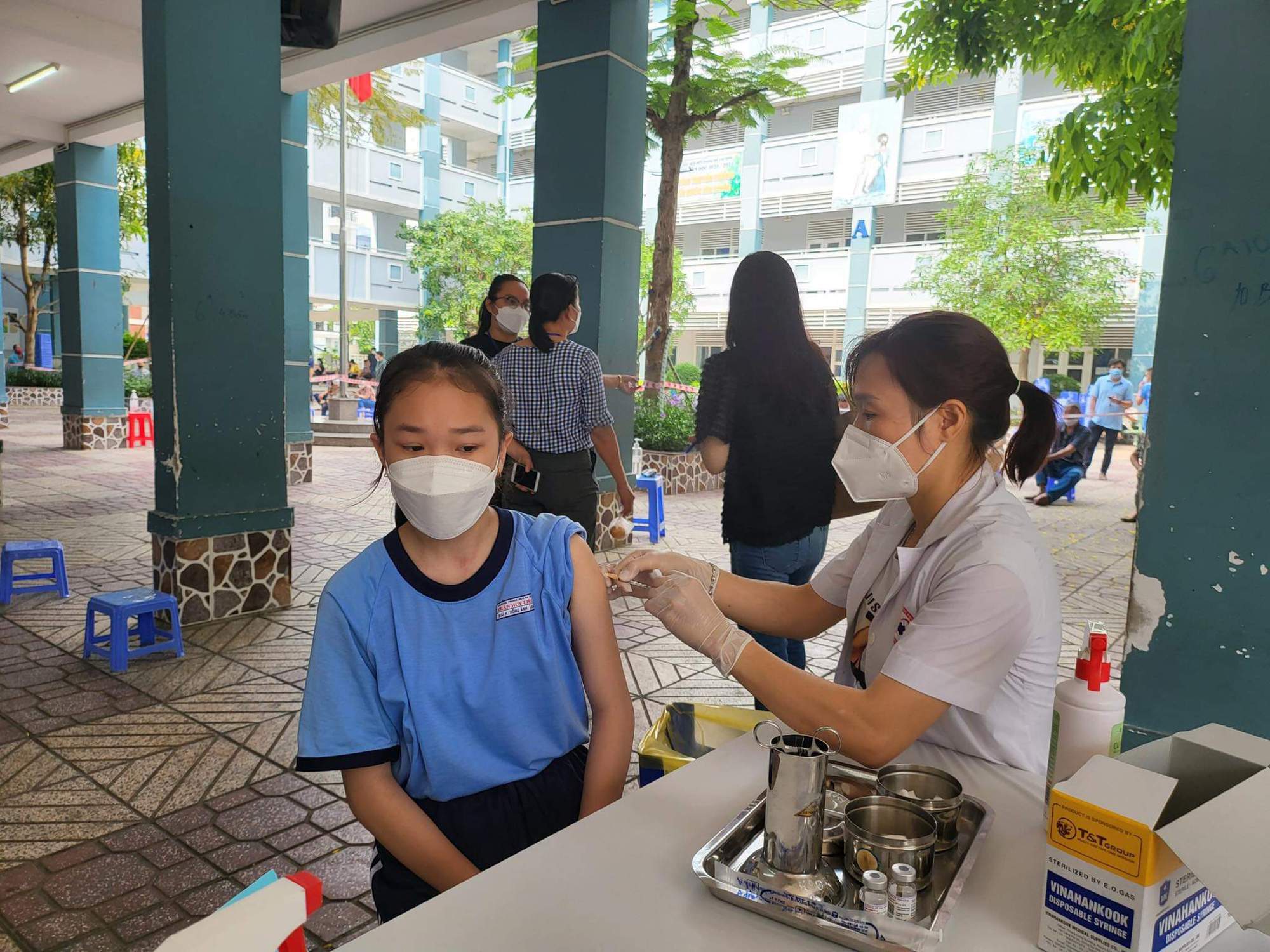 TP.HCM: Nhiều khó khăn trong chiến dịch tiêm vaccine Covid-19 cho học sinh - Ảnh 2.