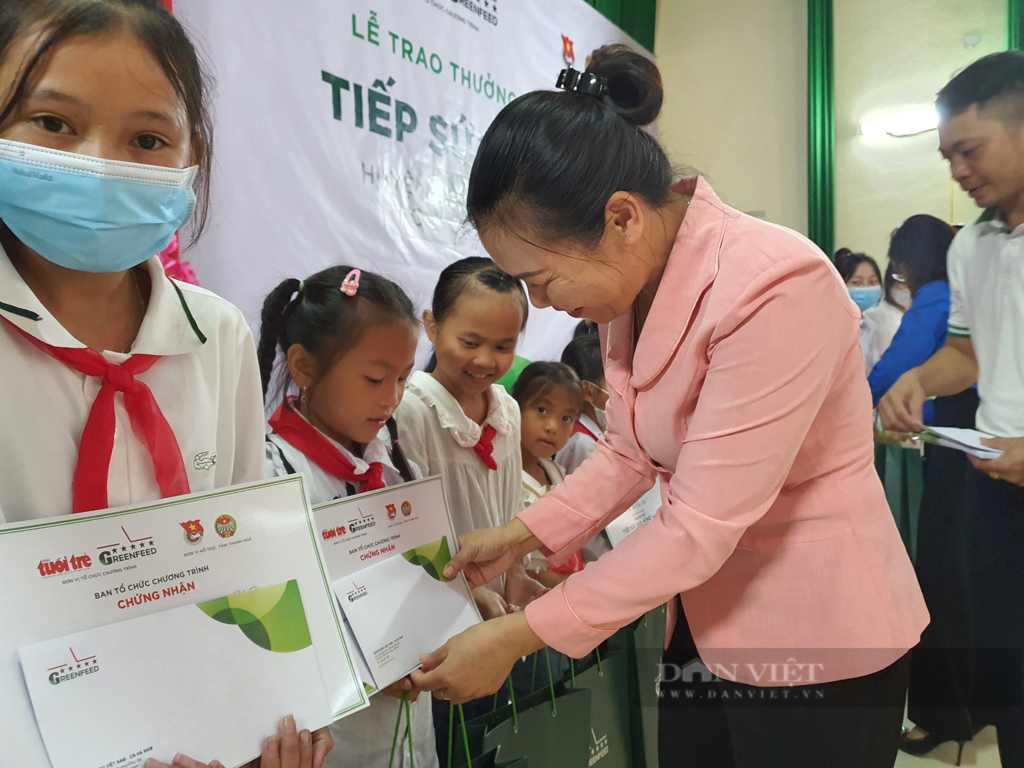 'Tiếp sức nhà nông' trao thưởng cho 32 học sinh khá, giỏi tỉnh Thanh Hóa - Ảnh 2.