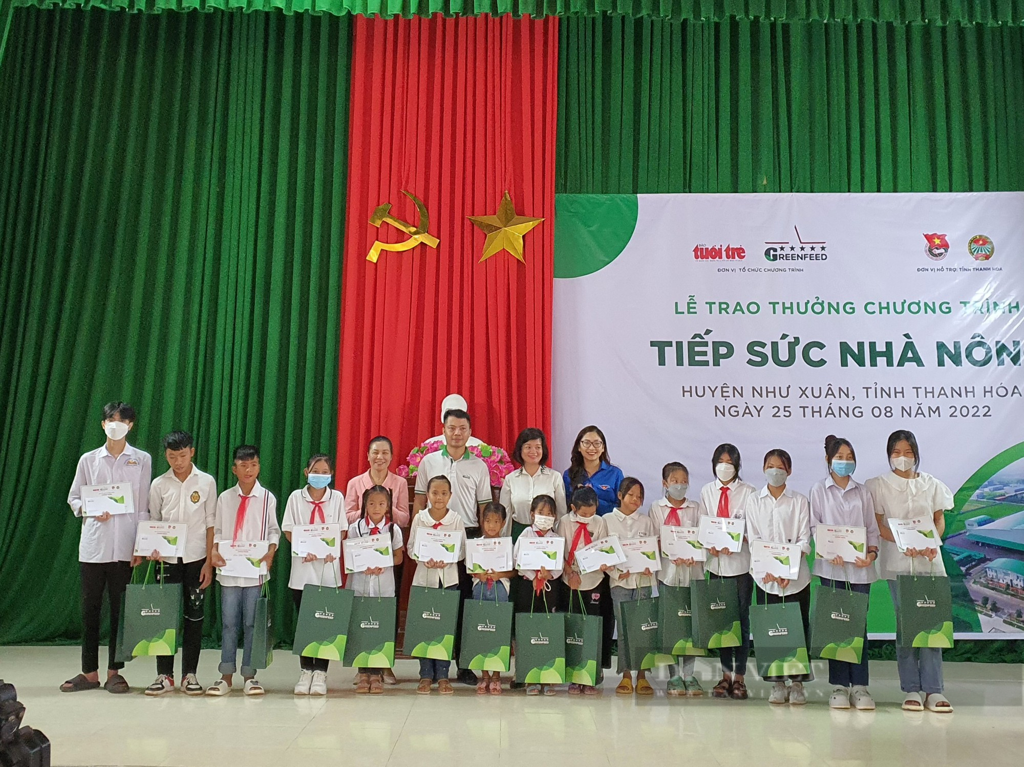 'Tiếp sức nhà nông' trao thưởng cho 32 học sinh khá, giỏi tỉnh Thanh Hóa - Ảnh 1.
