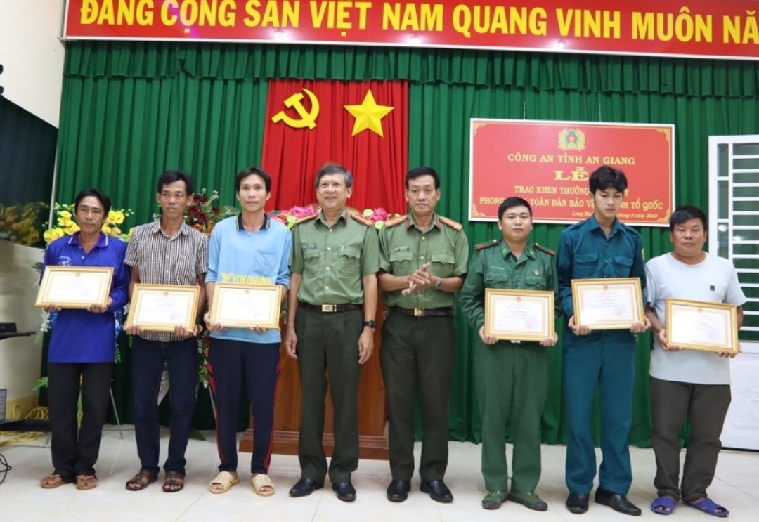 An Giang: Khen thưởng đột xuất 6 cá nhân dũng cảm cứu 40 người trốn khỏi Casino Campuchia - Ảnh 1.