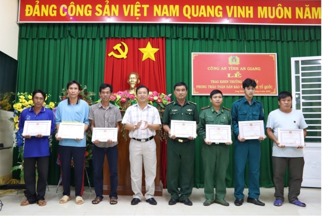 An Giang: Khen thưởng đột xuất 6 cá nhân dũng cảm cứu 40 người trốn khỏi Casino Campuchia - Ảnh 2.