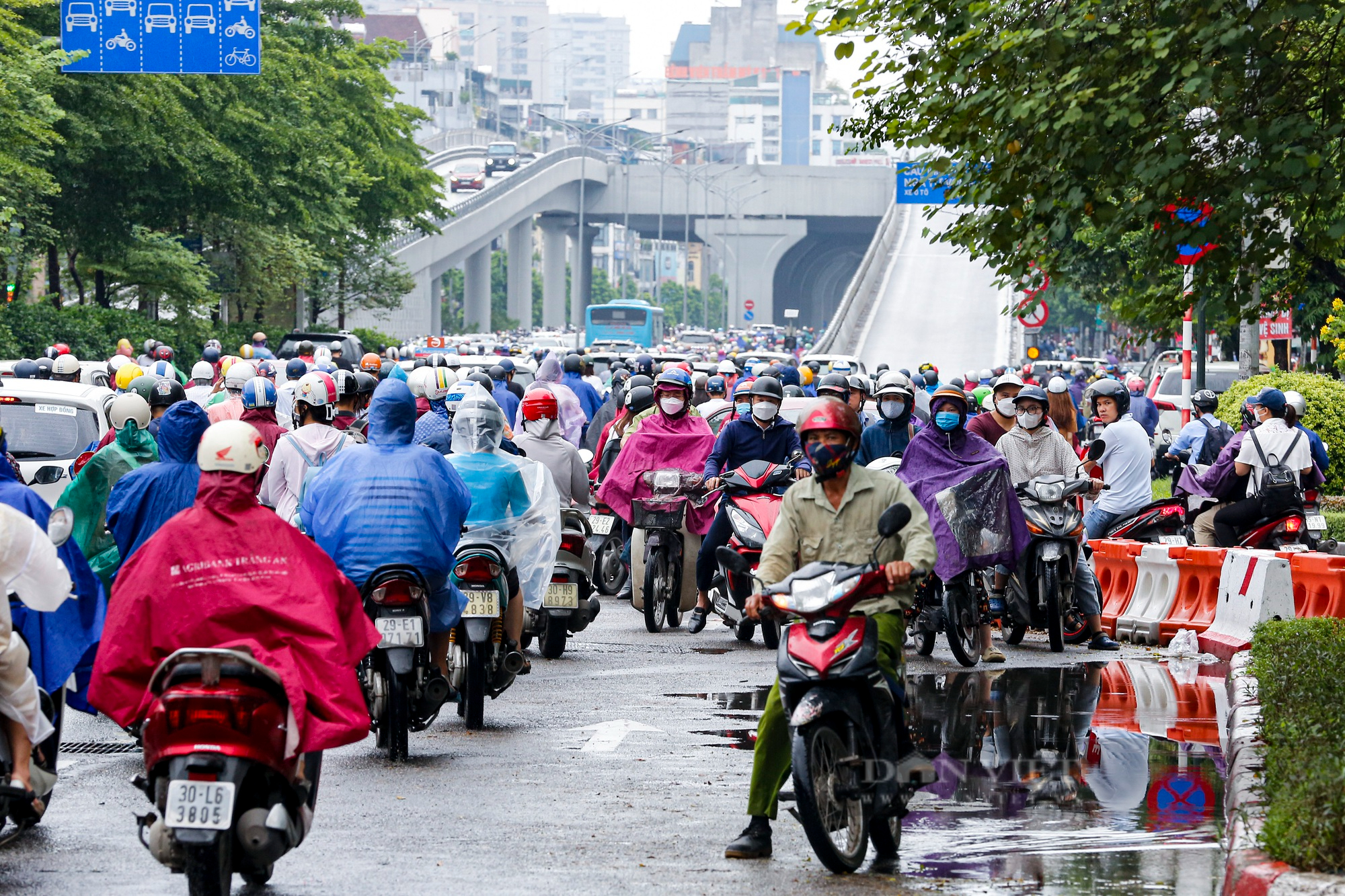 Người Hà Nội &quot;Tả xung hữu đột&quot; bất chấp nguy hiểm để đi ngược chiều tại Ngã Tư Sở - Ảnh 2.