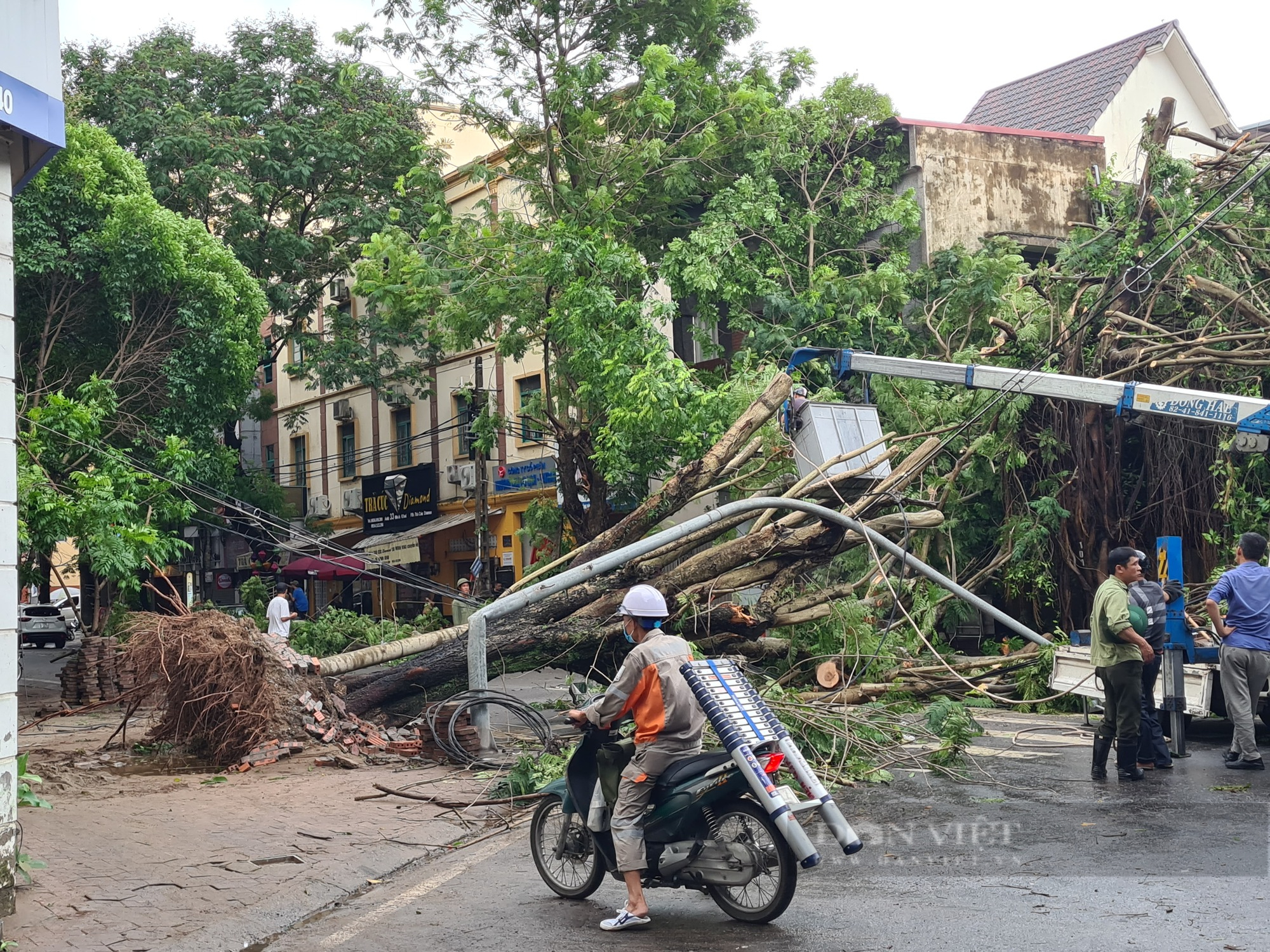 Hải Phòng: Ảnh hưởng của bão số 3 khiến nhiều tuyến đường ngập lụt nghiêm trọng - Ảnh 5.