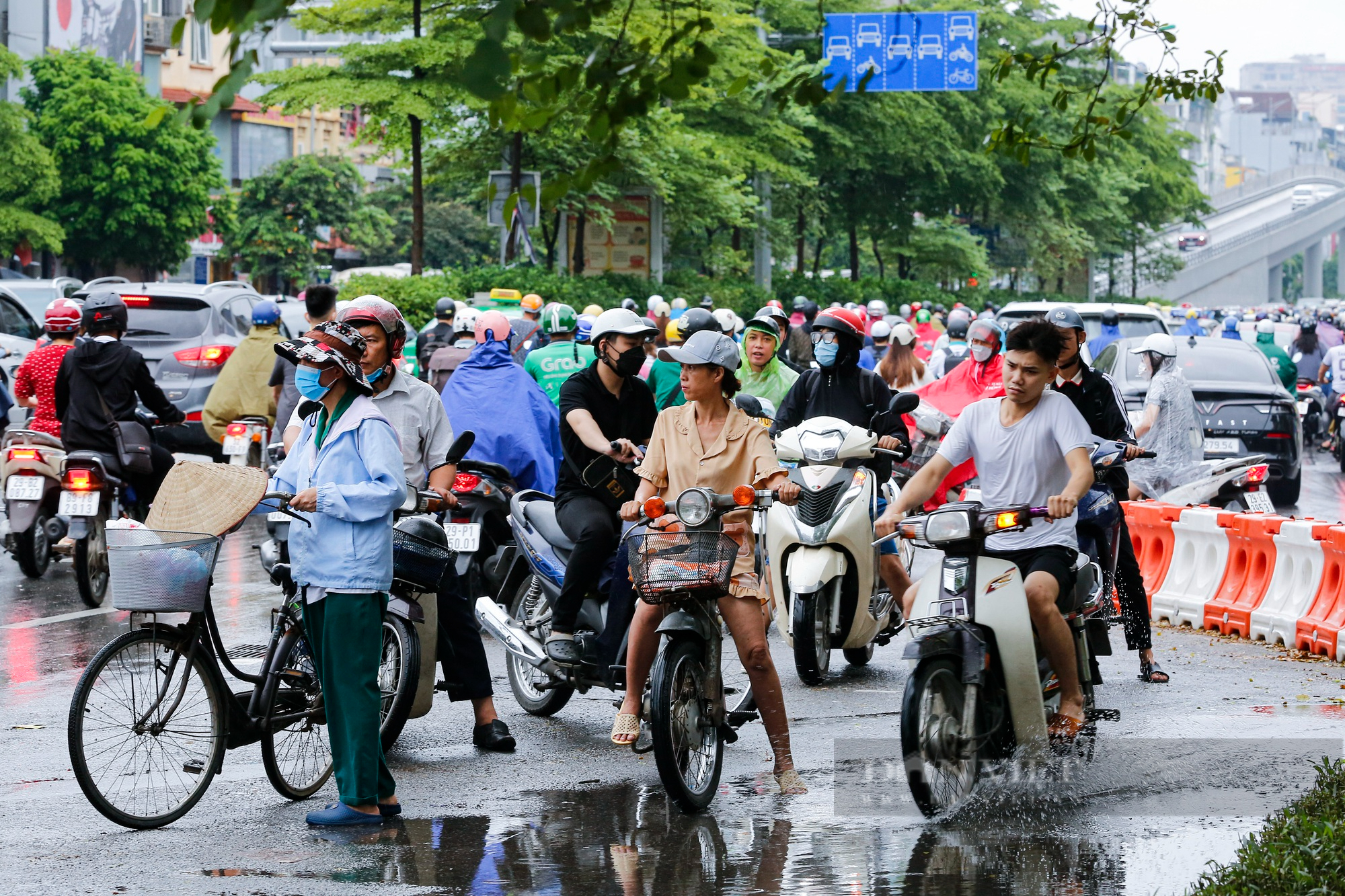 Người Hà Nội &quot;Tả xung hữu đột&quot; bất chấp nguy hiểm để đi ngược chiều tại Ngã Tư Sở - Ảnh 3.