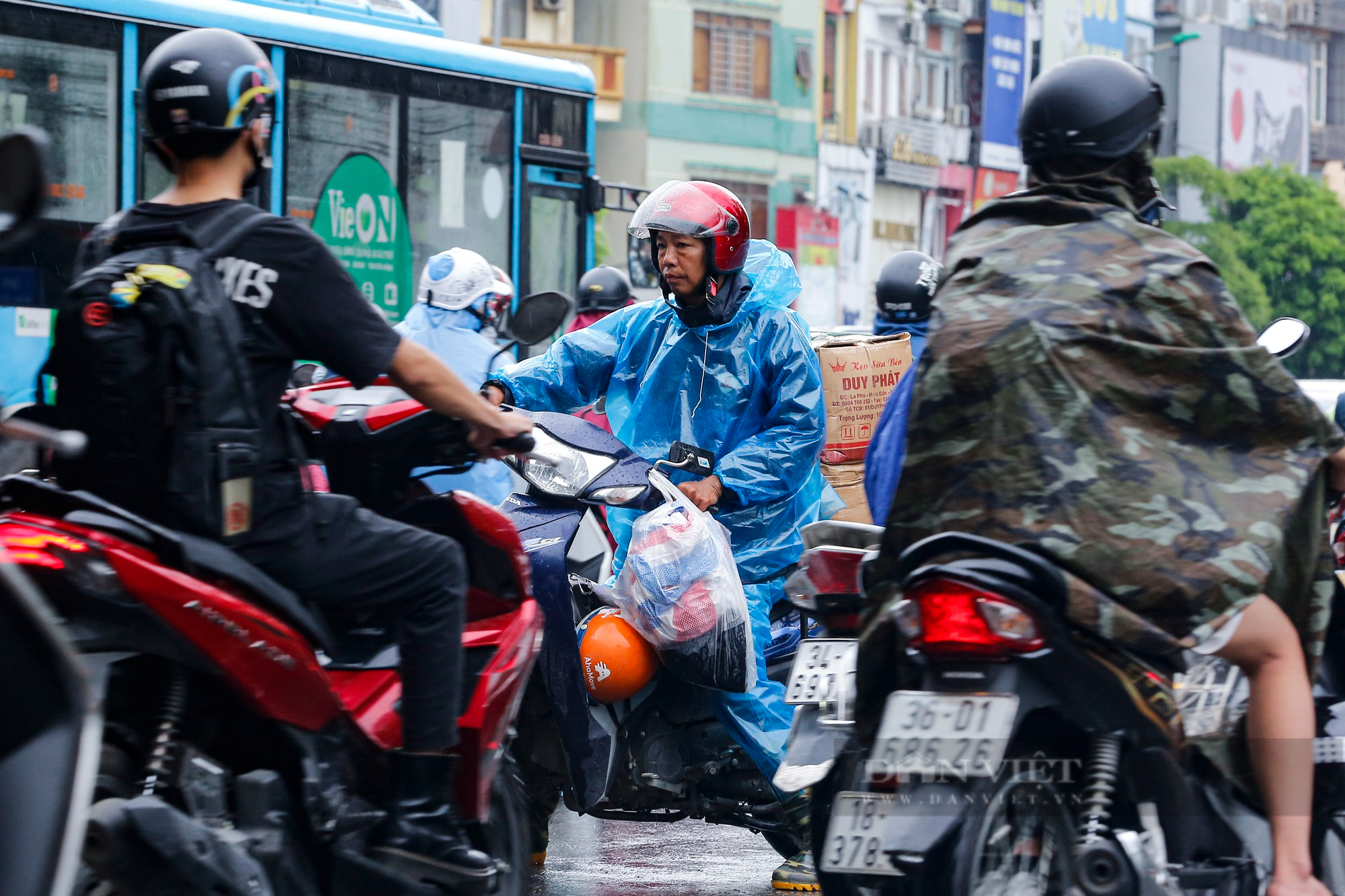 Người Hà Nội &quot;Tả xung hữu đột&quot; bất chấp nguy hiểm để đi ngược chiều tại Ngã Tư Sở - Ảnh 5.