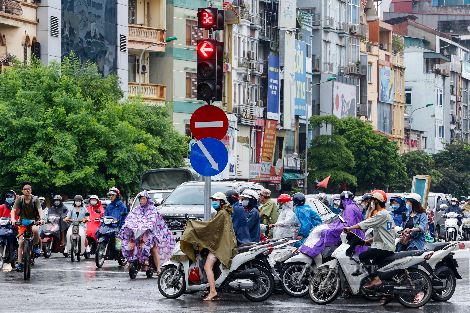 Người Hà Nội &quot;Tả xung hữu đột&quot; bất chấp nguy hiểm để đi ngược chiều tại Ngã Tư Sở - Ảnh 8.