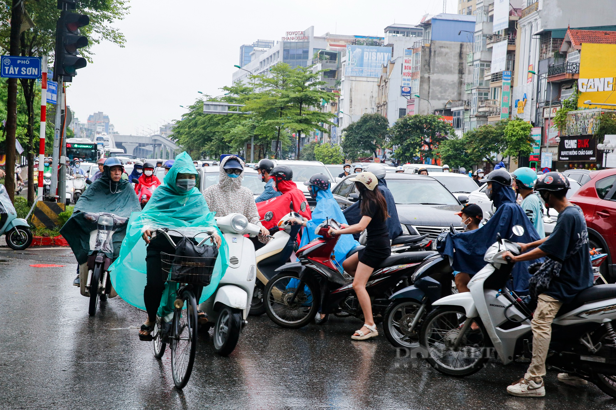 Người Hà Nội &quot;Tả xung hữu đột&quot; bất chấp nguy hiểm để đi ngược chiều tại Ngã Tư Sở - Ảnh 9.