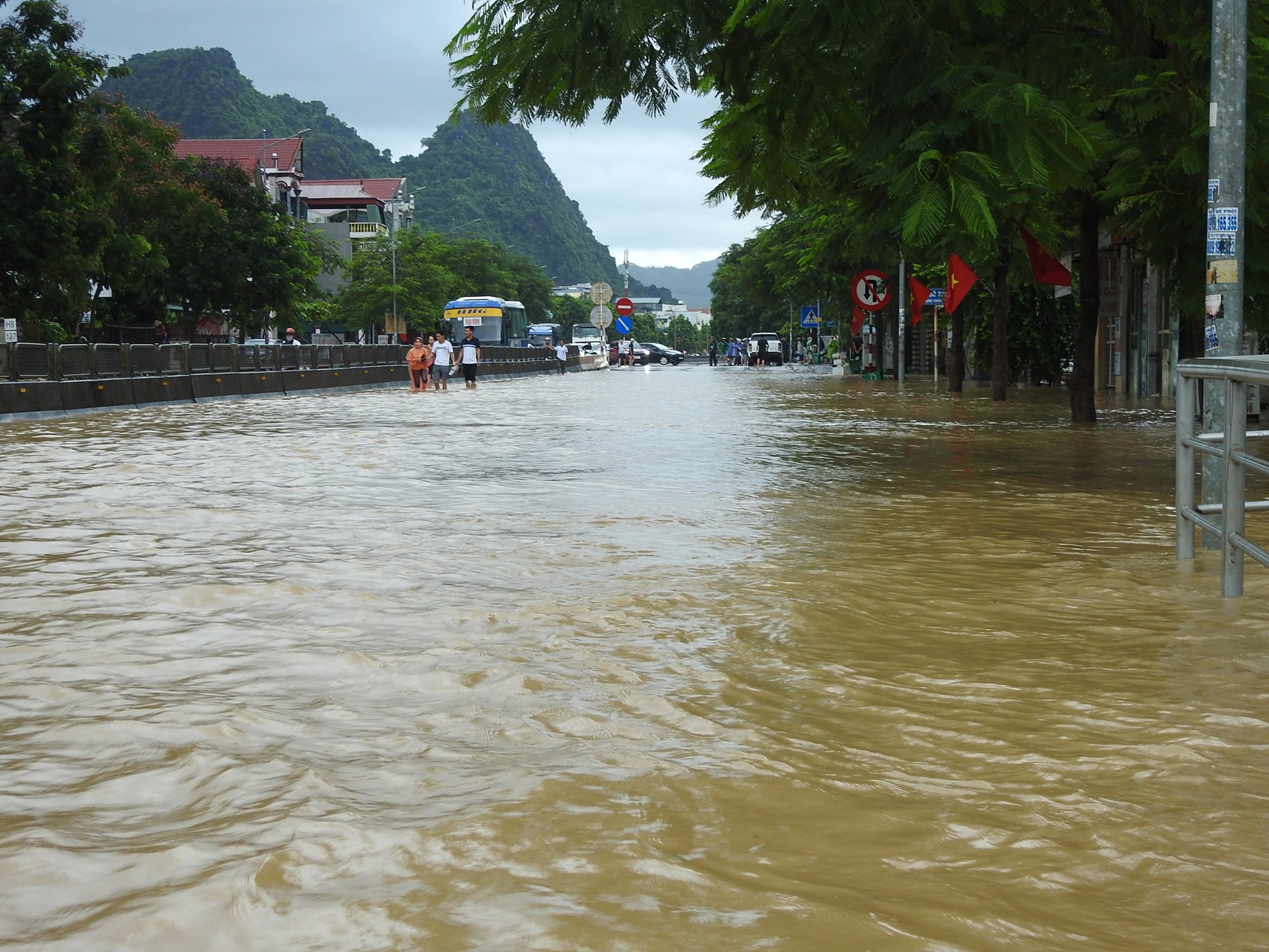 Quảng Ninh: Nhiều khu vực ngập cục bộ do mưa lớn, di dời nhiều nhà dân trong đêm  - Ảnh 13.