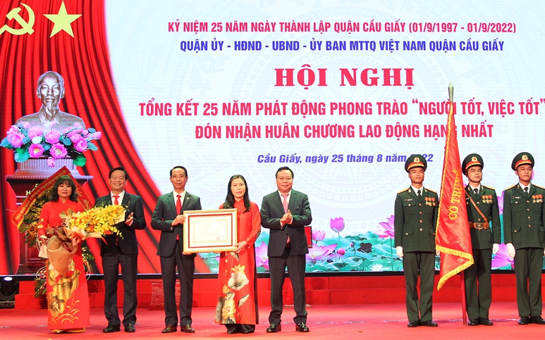 Quận Cầu Giấy đón nhận Huân chương Lao động hạng Nhất