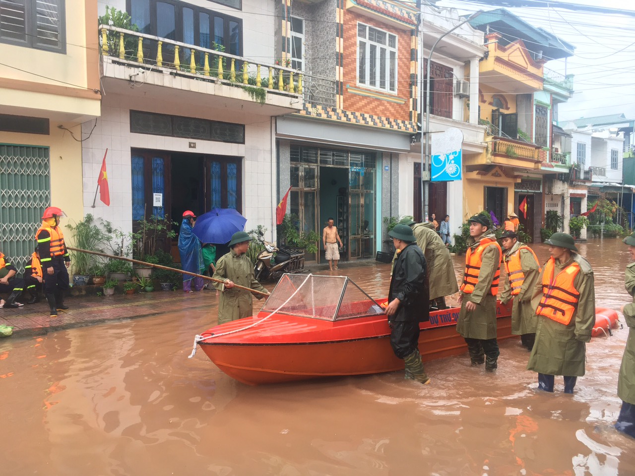 Quảng Ninh: Nhiều khu vực ngập cục bộ do mưa lớn, di dời nhiều nhà dân trong đêm  - Ảnh 12.