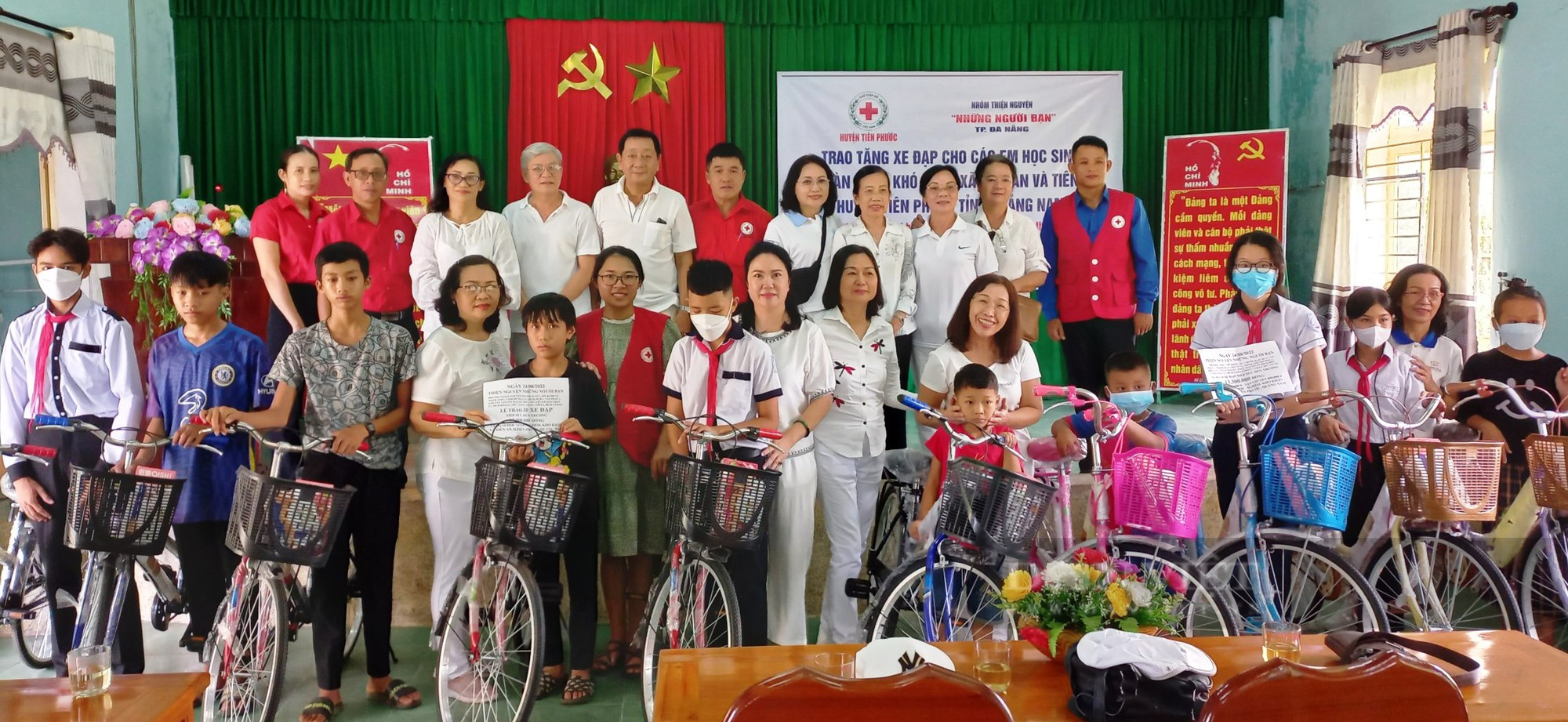 Quảng Nam: Trao nhà tình nghĩa và 10 xe đạp trước thèm năm học mới cho học sinh khó khăn - Ảnh 2.