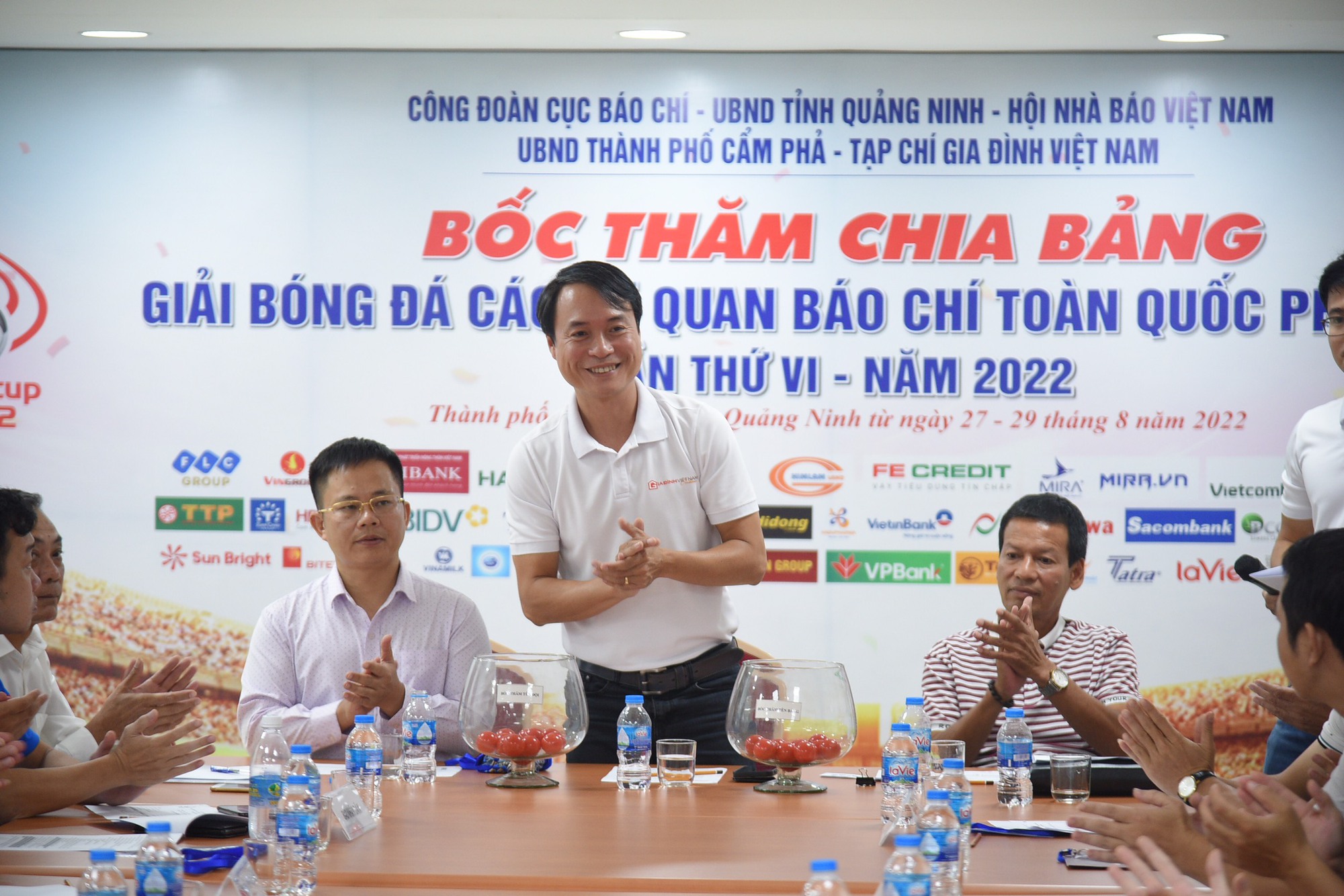 Bốc thăm Press Cup 2022: Đội bóng NTNN/Dân Việt cùng bảng chủ nhà Quảng Ninh - Ảnh 1.
