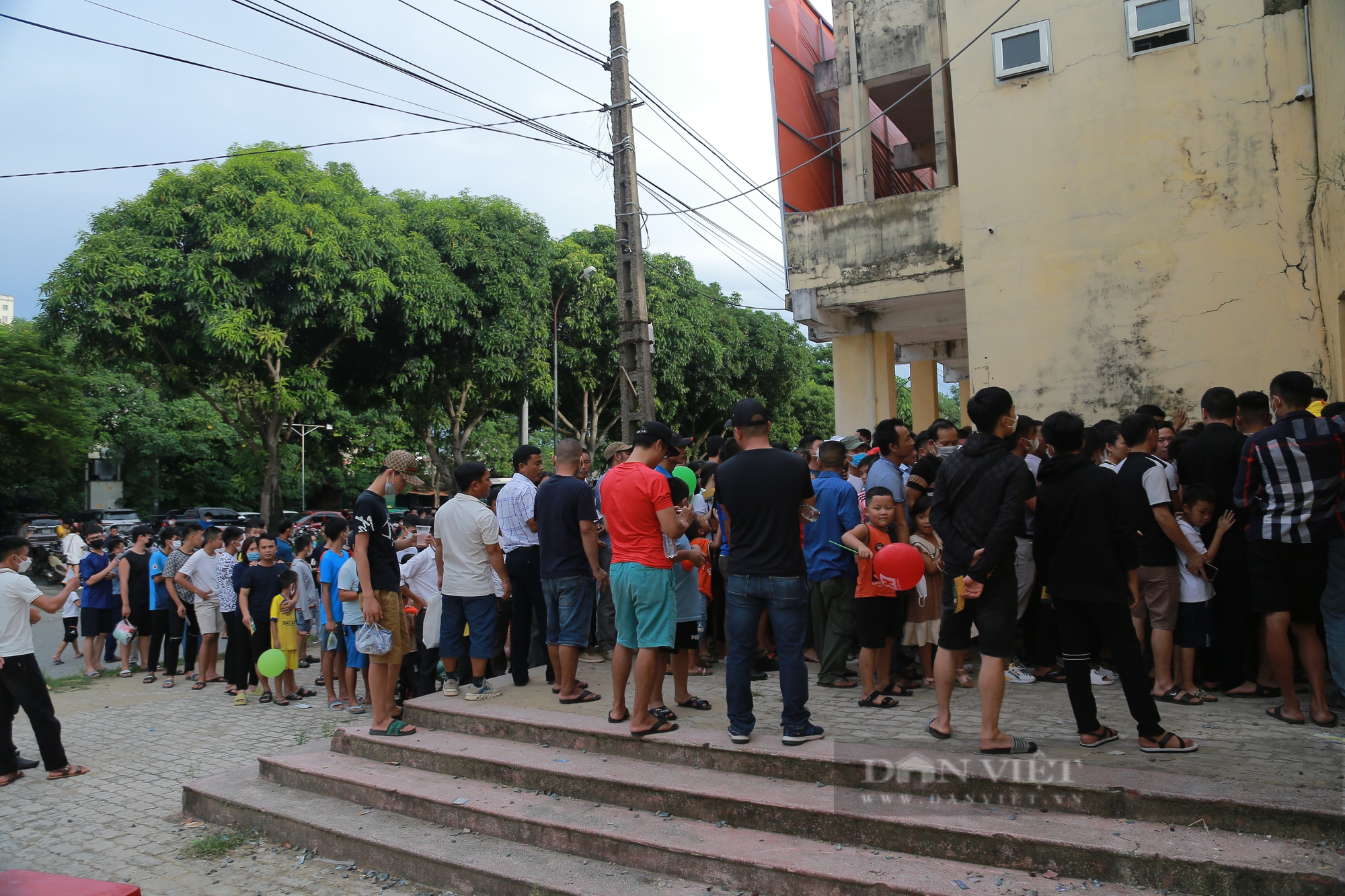 Hàng nghìn CĐV Nghệ An chen chúc tạo nên cảnh hỗn loạn trước trận đấu Hà Nội FC - Ảnh 2.