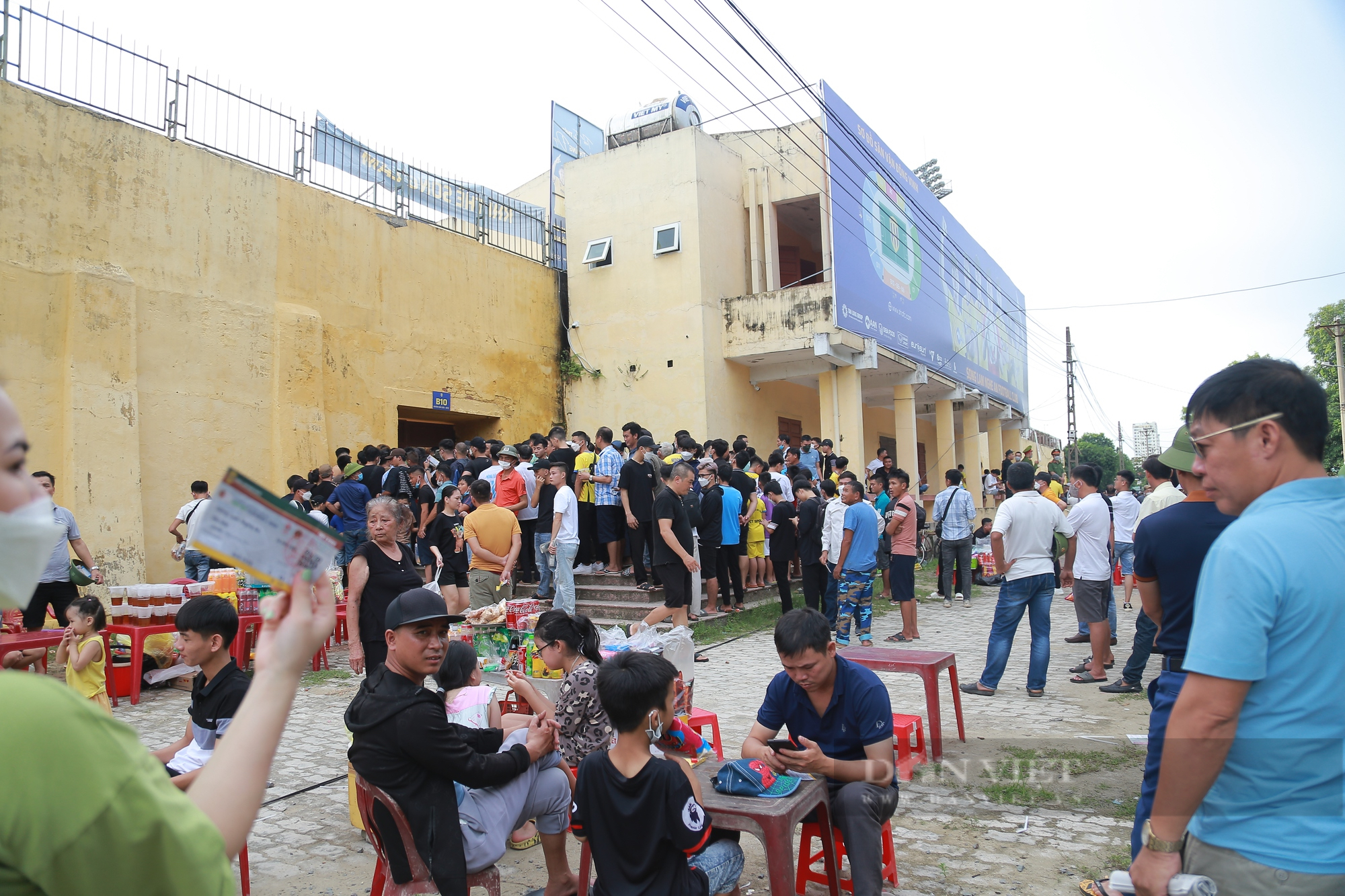 Hàng nghìn CĐV Nghệ An chen chúc tạo nên cảnh hỗn loạn trước trận đấu Hà Nội FC - Ảnh 1.