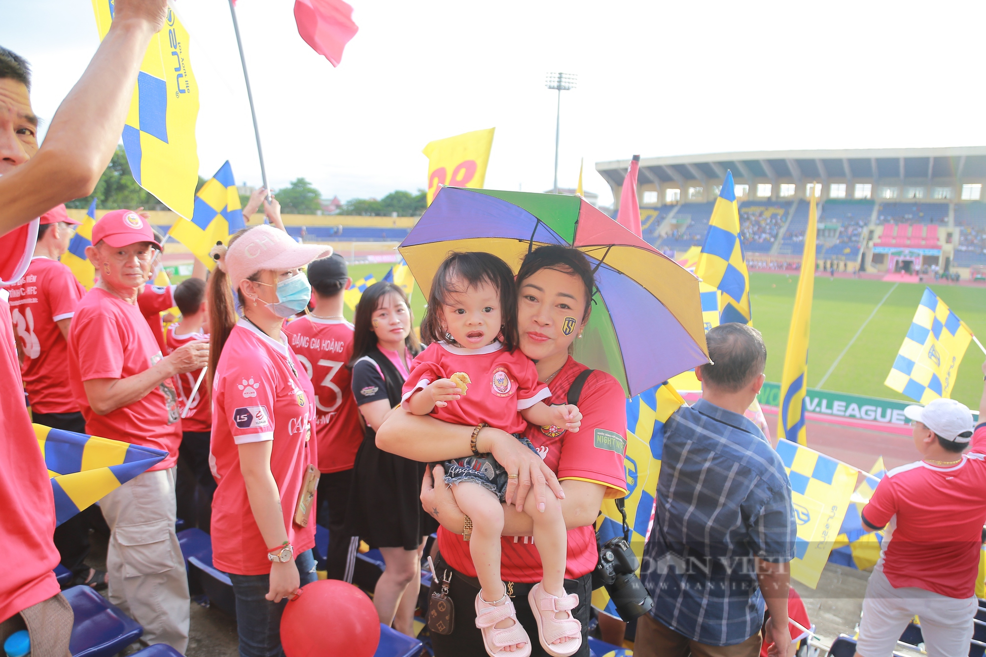 Hàng nghìn CĐV Nghệ An chen chúc tạo nên cảnh hỗn loạn trước trận đấu Hà Nội FC - Ảnh 7.