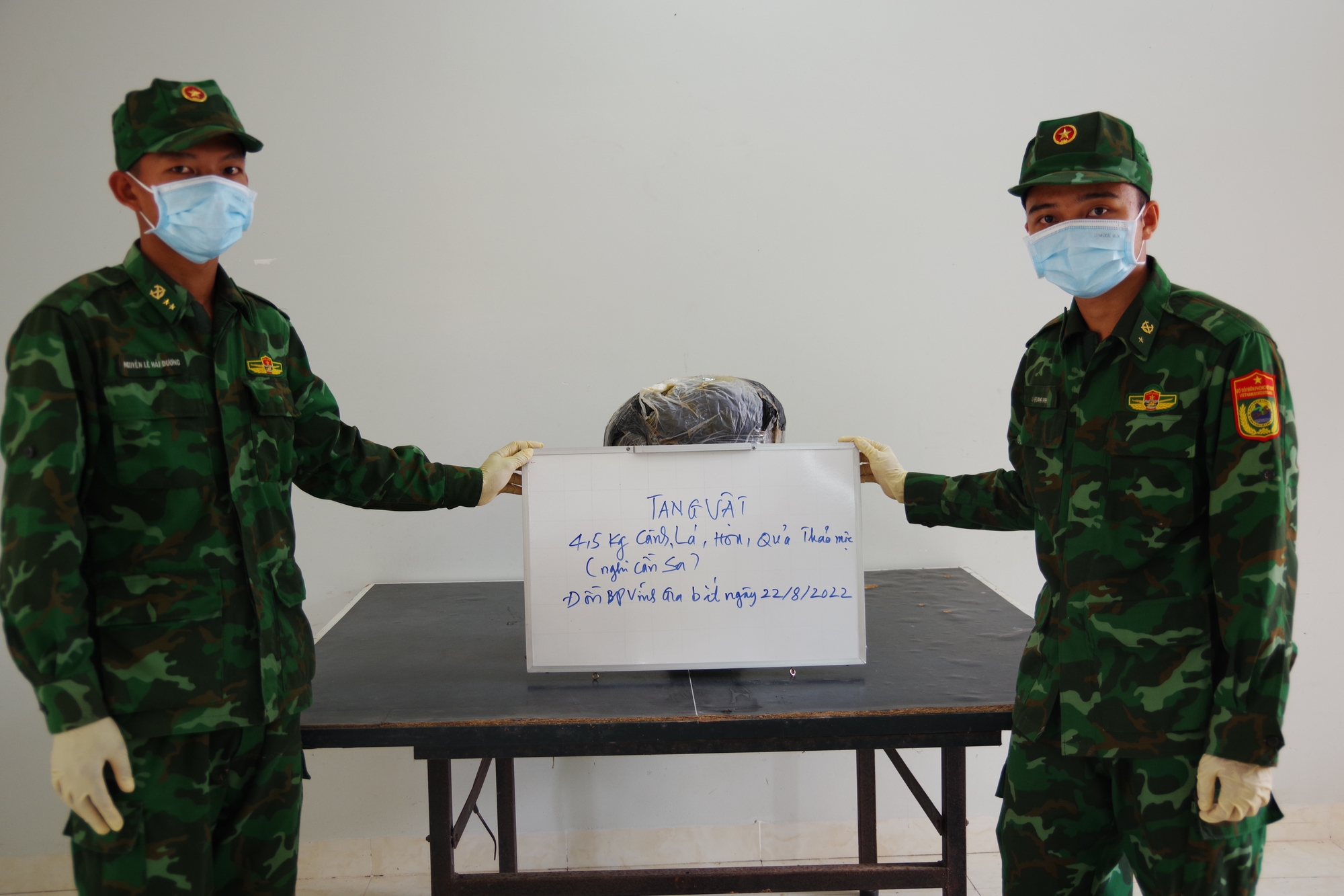 Bộ đội biên phòng An Giang bắt giữ 4,5kg cần sa được vận chuyển từ biên giới Campuchia - Ảnh 1.