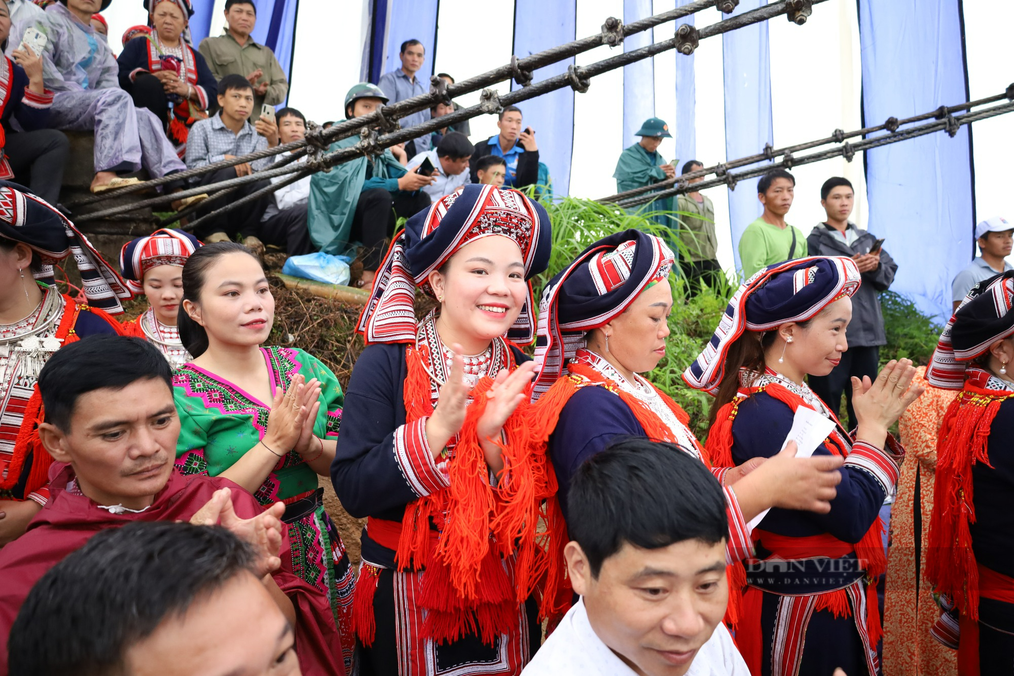 Những khoảnh khắc hạnh phúc của người dân xã Hồ Thầu khi có cây cầu mới - Ảnh 11.