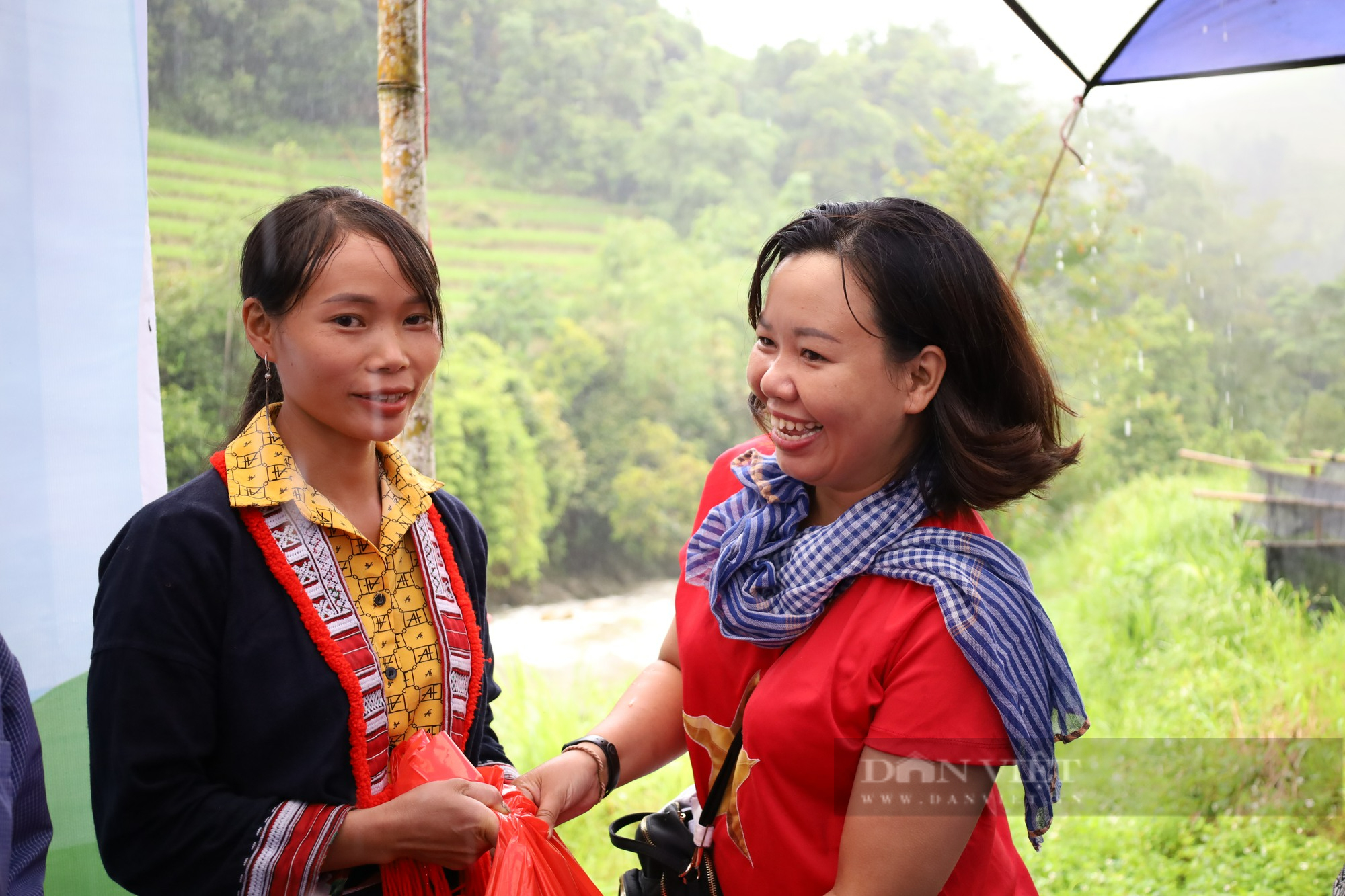Những khoảnh khắc hạnh phúc của người dân xã Hồ Thầu khi có cây cầu mới - Ảnh 13.