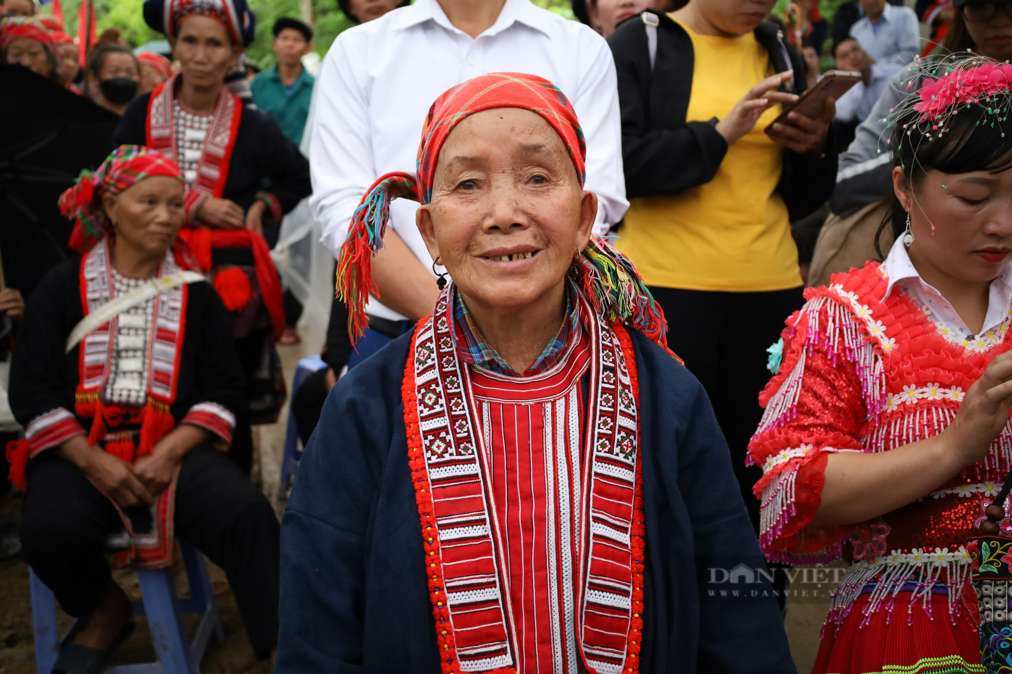 Những khoảnh khắc hạnh phúc của người dân xã Hồ Thầu khi có cây cầu mới - Ảnh 2.