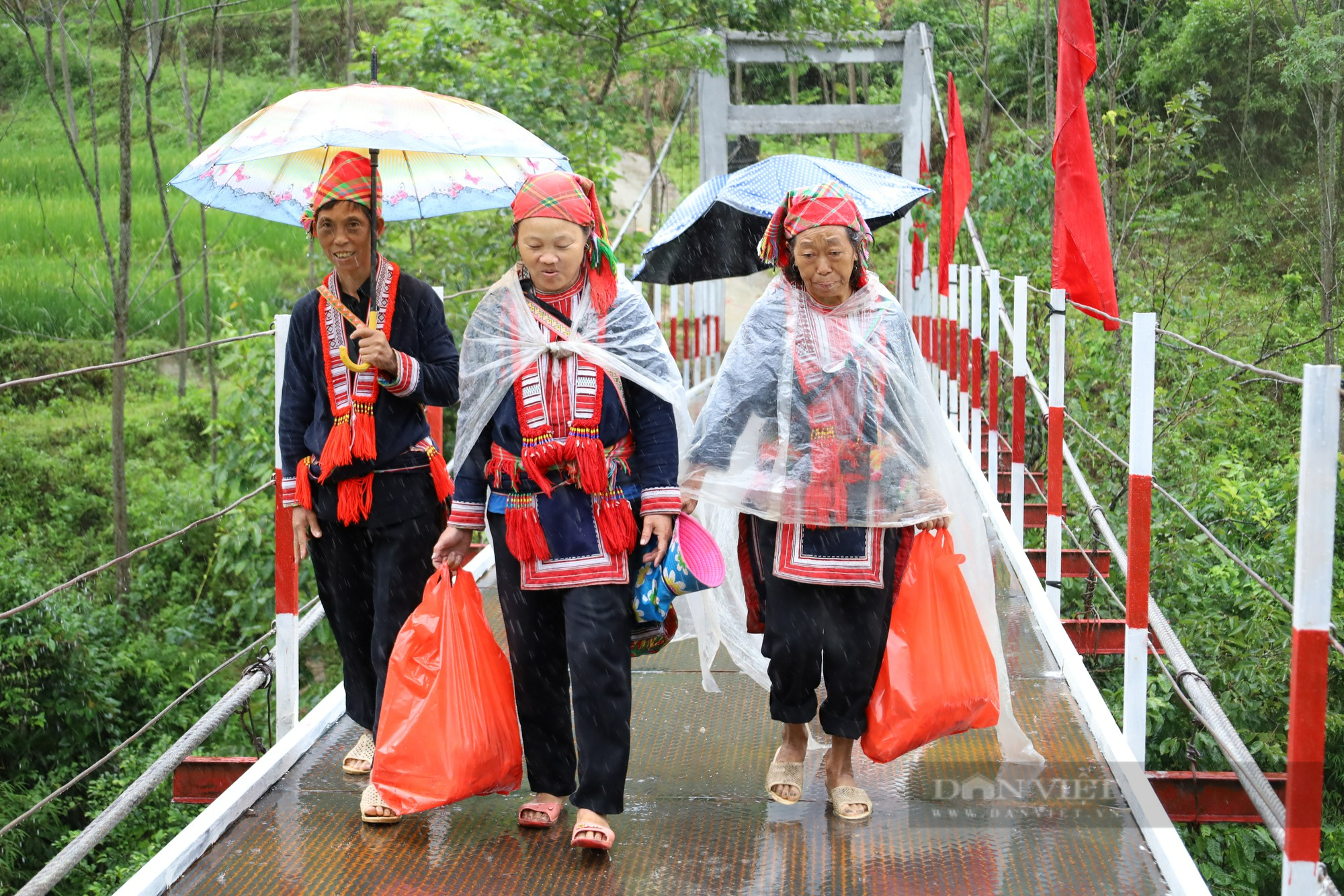 Những khoảnh khắc hạnh phúc của người dân xã Hồ Thầu khi có cây cầu mới - Ảnh 3.