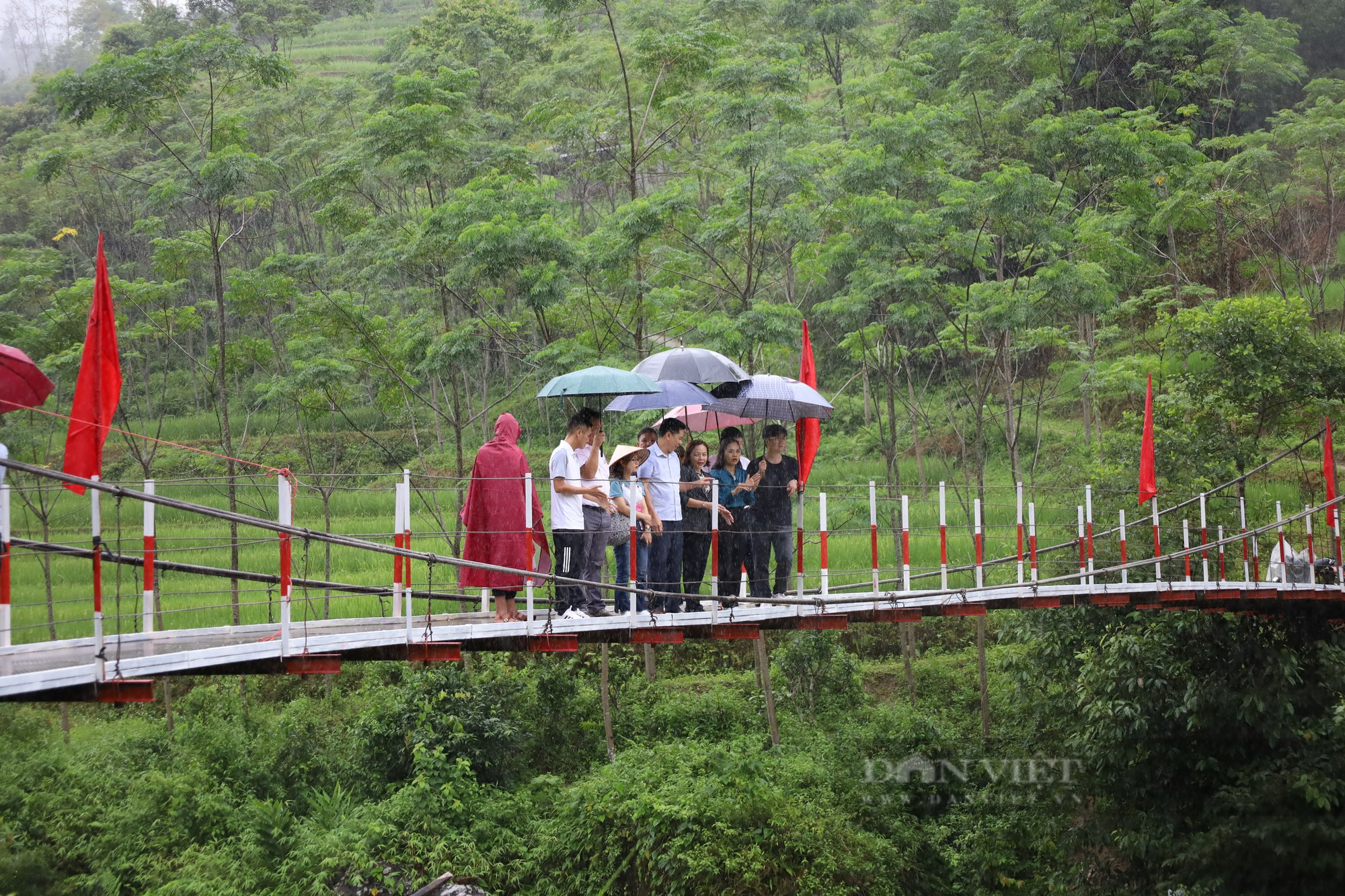 Những khoảnh khắc hạnh phúc của người dân xã Hồ Thầu khi có cây cầu mới - Ảnh 5.