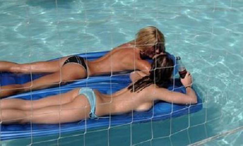 Tây Ban Nha: Phụ nữ được quyền bơi ngực trần tại Catalonia - Ảnh 3.