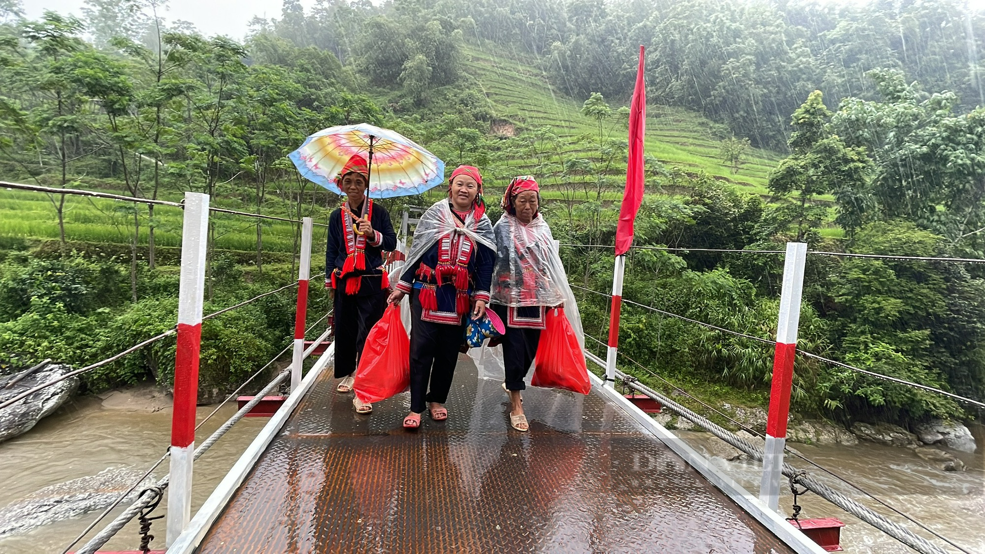 Hà Giang: Người dân xã Hồ Thầu đội mưa gió đi khánh thành cầu Hô Sán - Ảnh 3.