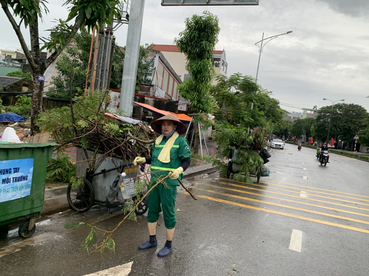 Công ty TNHH MTV Môi trường đô thị Hải Phòng: Dọn dẹp vệ sinh môi trường sau cơn bão số 3    - Ảnh 1.