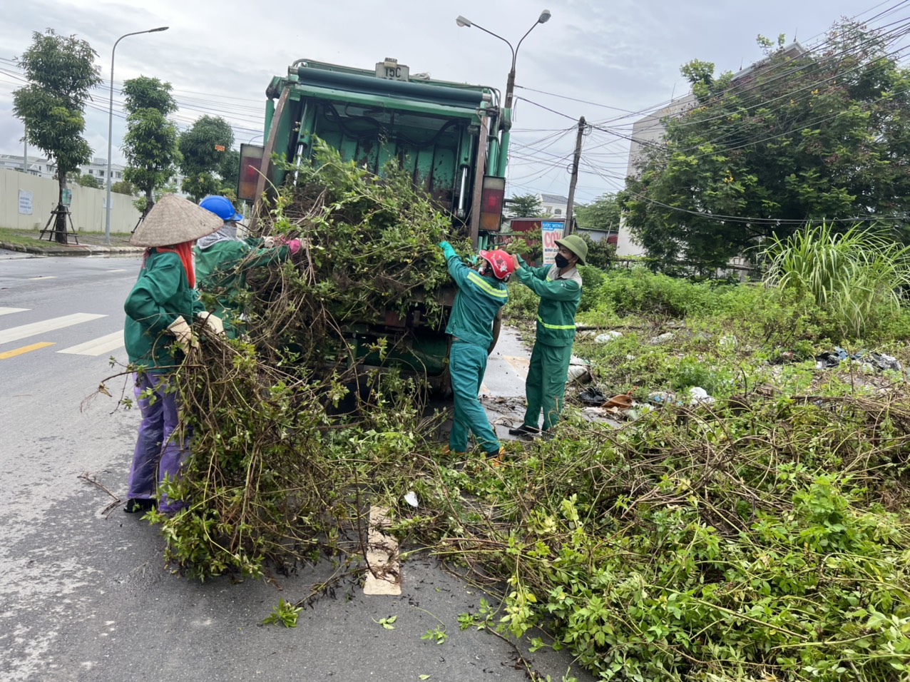 Công ty TNHH MTV Môi trường đô thị Hải Phòng: Dọn dẹp vệ sinh môi trường sau cơn bão số 3    - Ảnh 5.