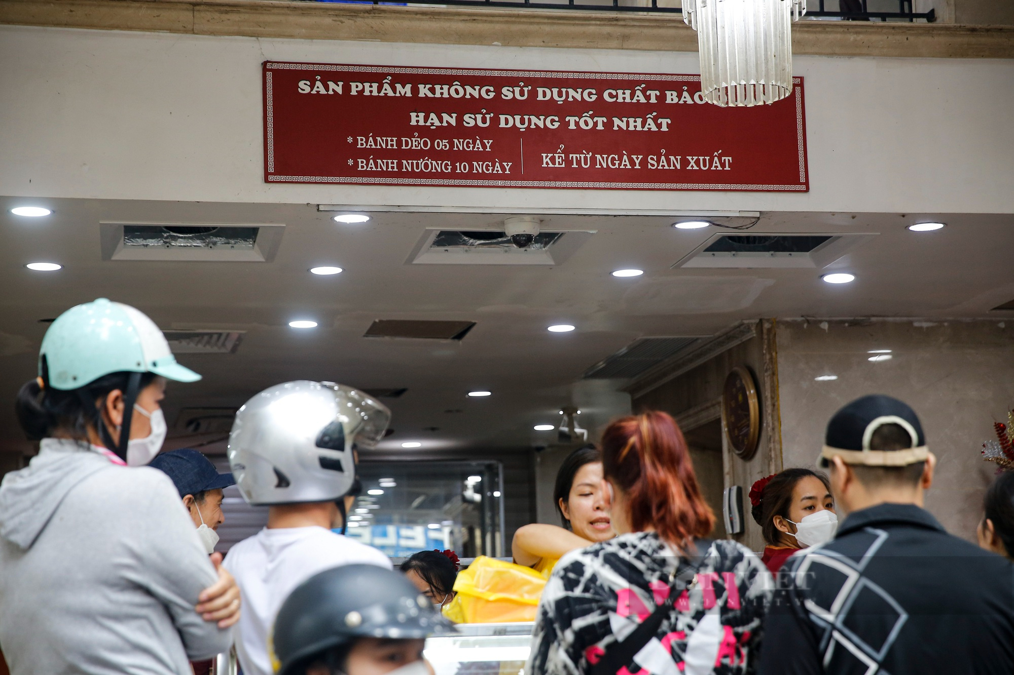 Người Hà Nội xếp hàng dài mua bánh Trung thu truyền thống - Ảnh 10.