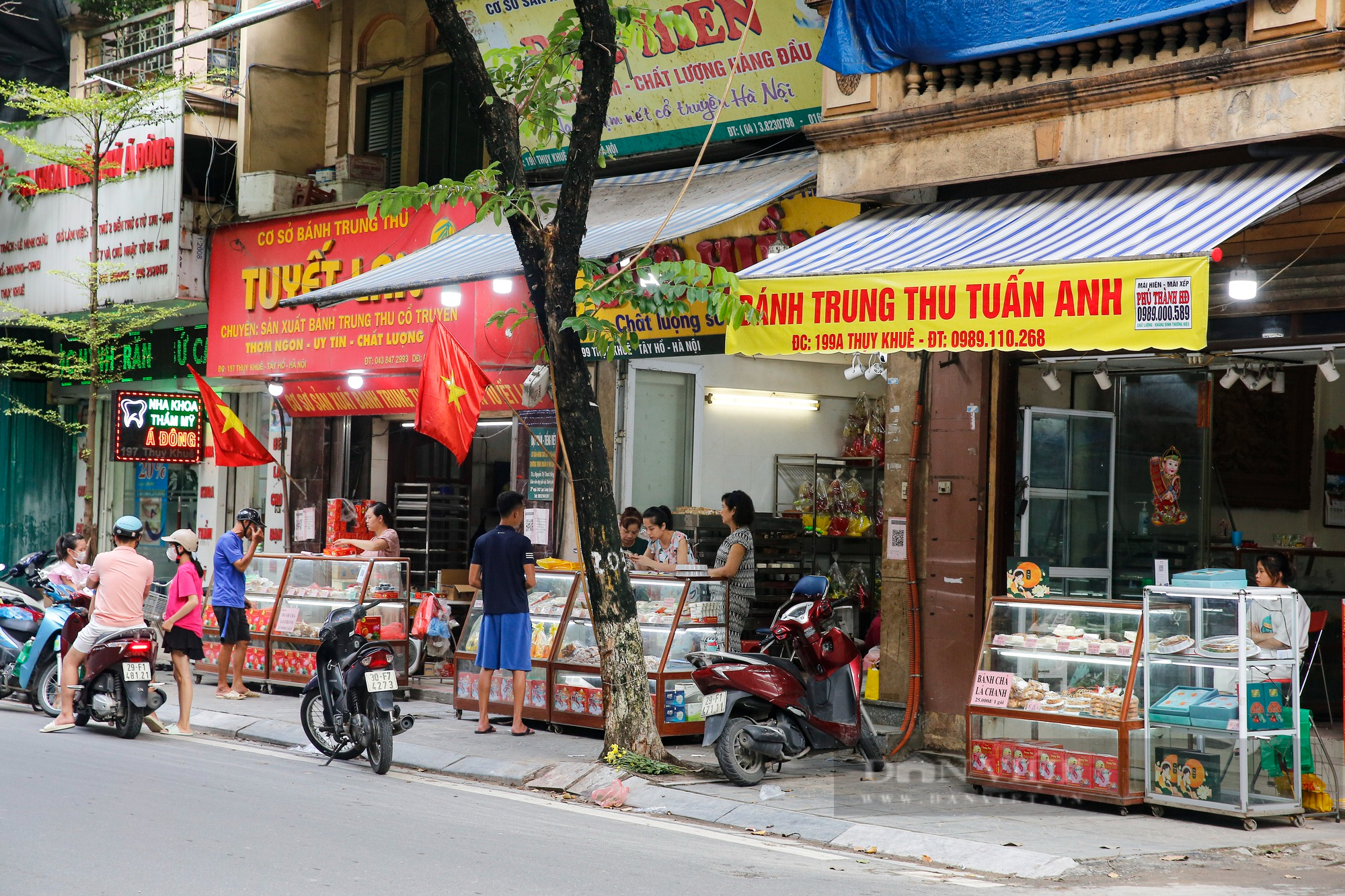 Người Hà Nội xếp hàng dài mua bánh Trung thu truyền thống - Ảnh 12.