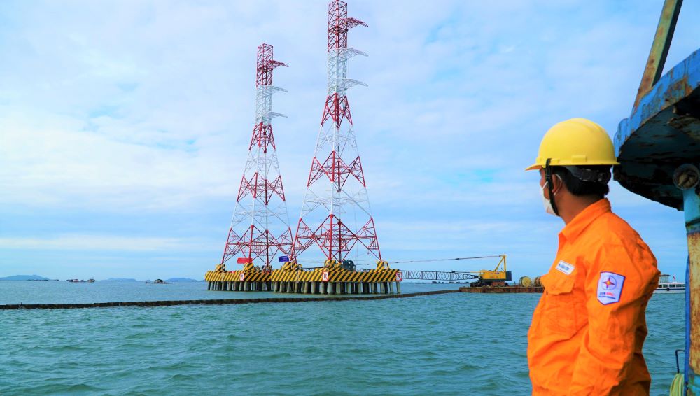 Sắp hoàn thành công trình đường dây điện 220kV vượt biển dài nhất Đông Nam Á - Ảnh 1.